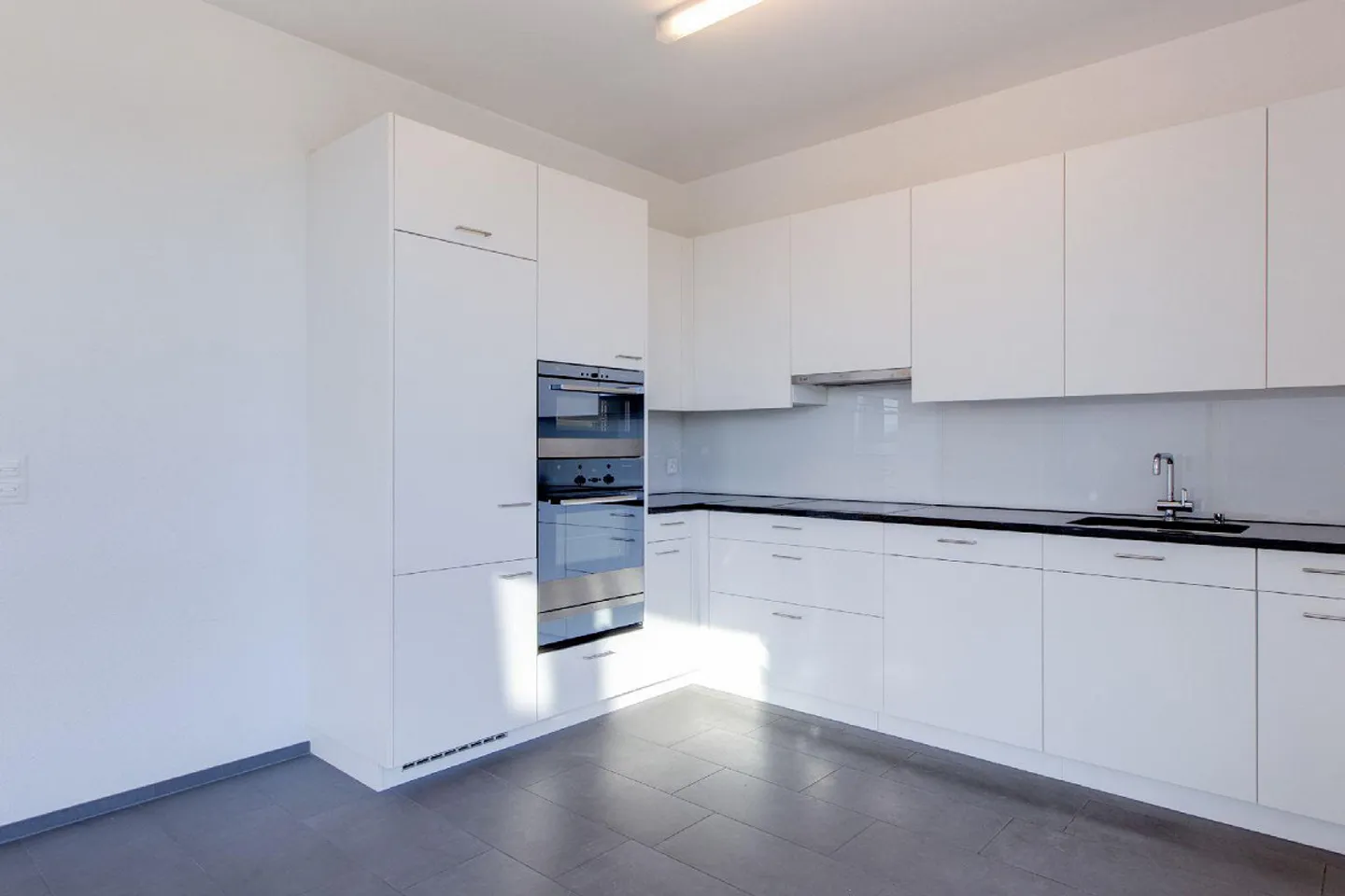 Appartement spacieux de 3,5 pièces dans la verdure - Photo 3 sur 6