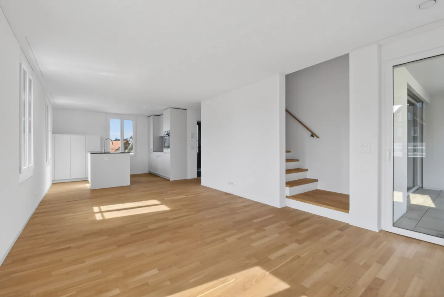 Stylish and high-quality maisonette apartment with large gallery, balcony, and quiet living environment - Photo 4 of 15