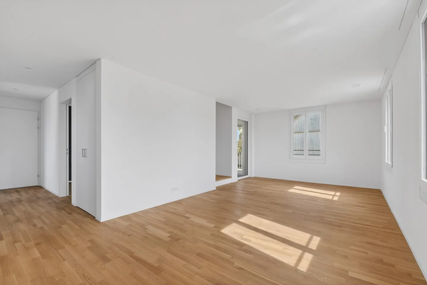 Stylish and high-quality maisonette apartment with large gallery, balcony, and quiet living environment - Photo 5 of 15