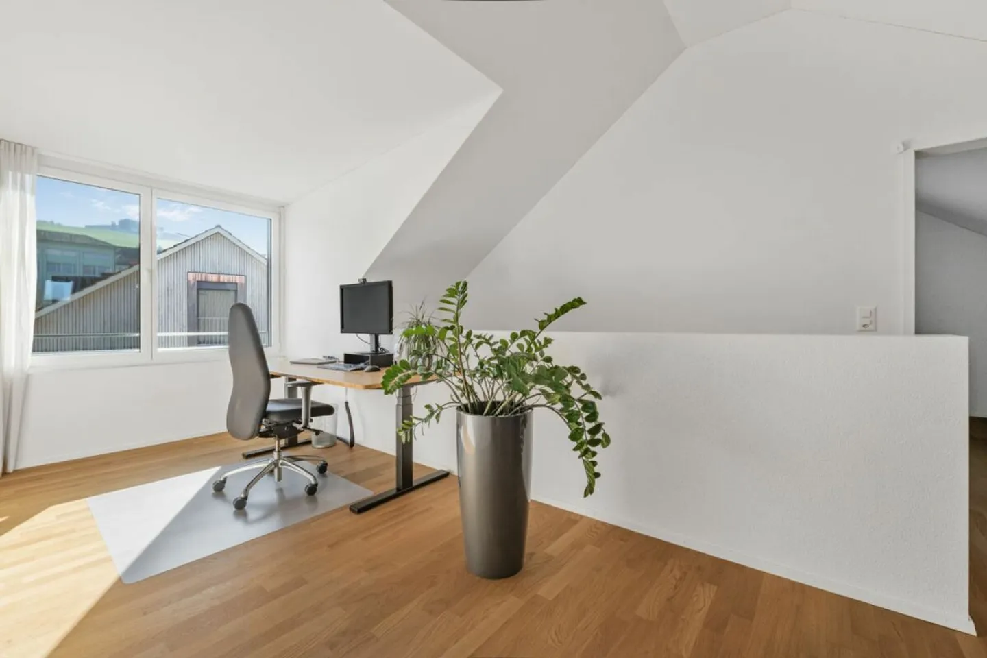Stylish and high-quality maisonette apartment with large gallery, balcony, and quiet living environment - Photo 7 of 15