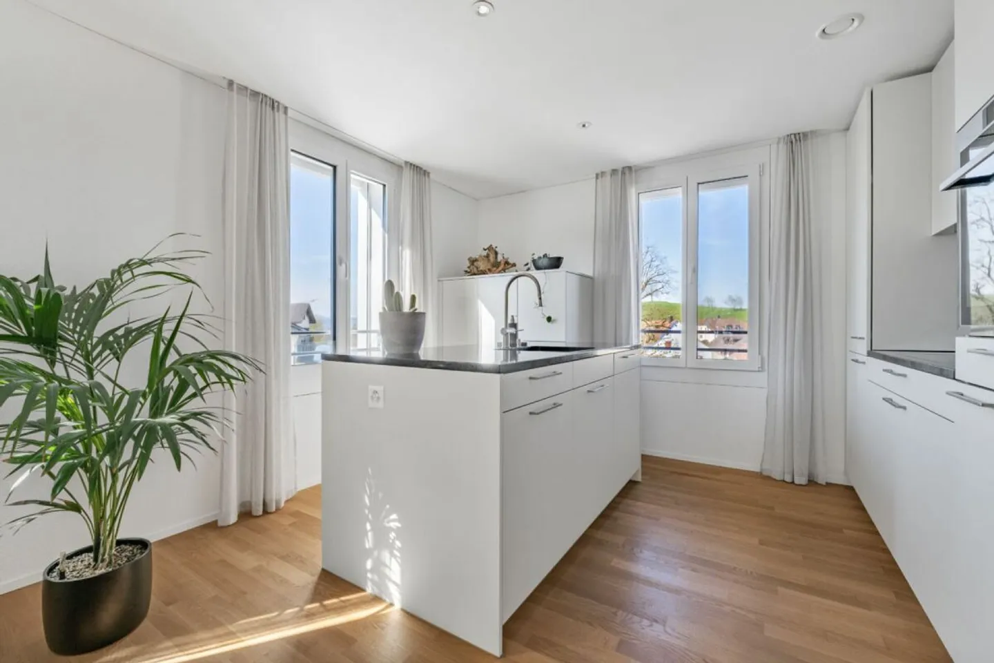 Stylish and high-quality maisonette apartment with large gallery, balcony, and quiet living environment - Photo 2 of 15
