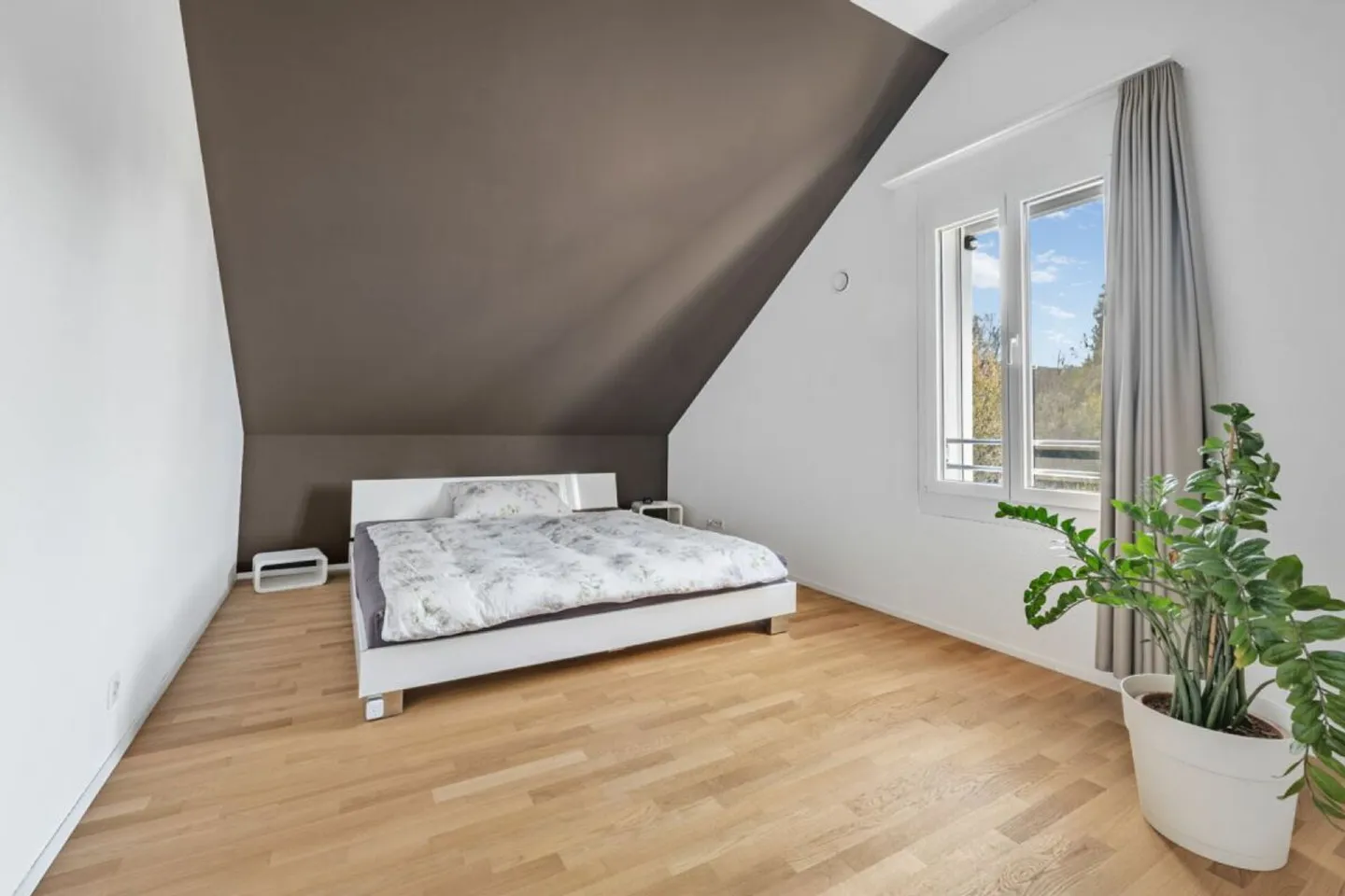 Stylish and high-quality maisonette apartment with large gallery, balcony, and quiet living environment - Photo 8 of 15