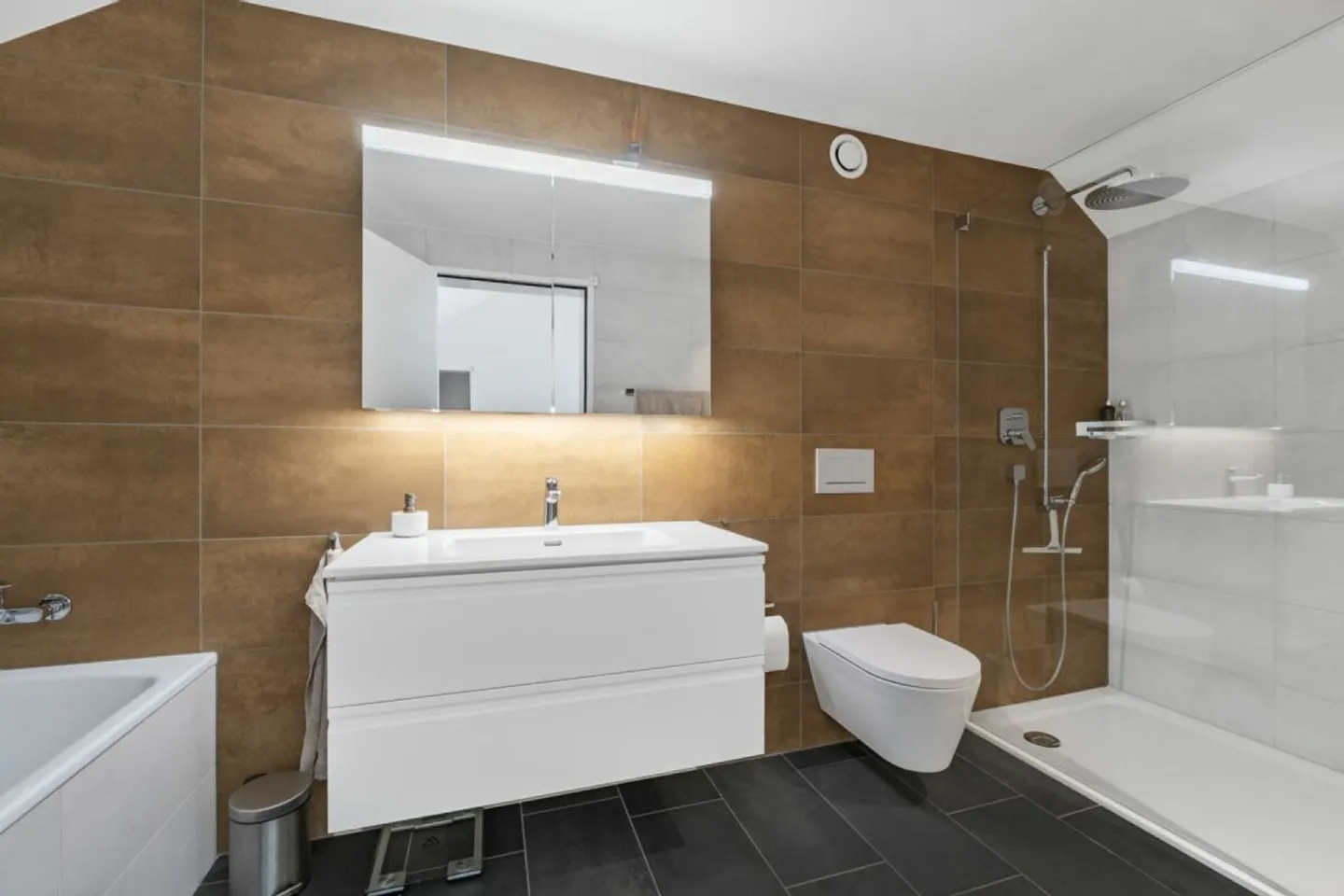 Stylish and high-quality maisonette apartment with large gallery, balcony, and quiet living environment - Photo 10 of 15