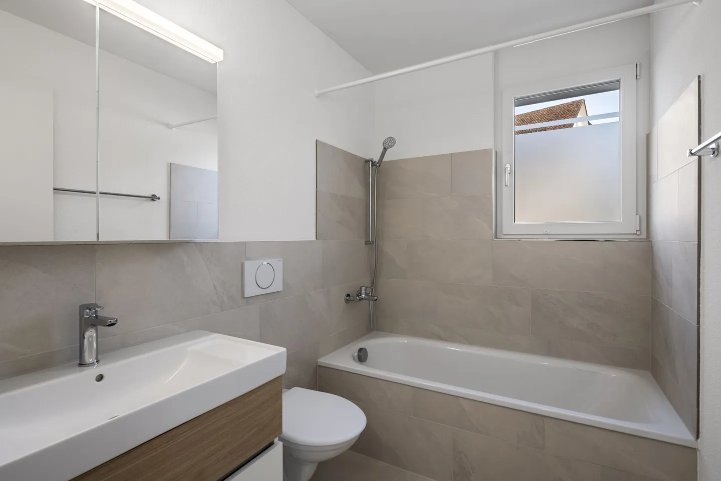 FIRST RENTAL - PENTHOUSE APARTMENT - CenterSeon² - Photo 18 of 25