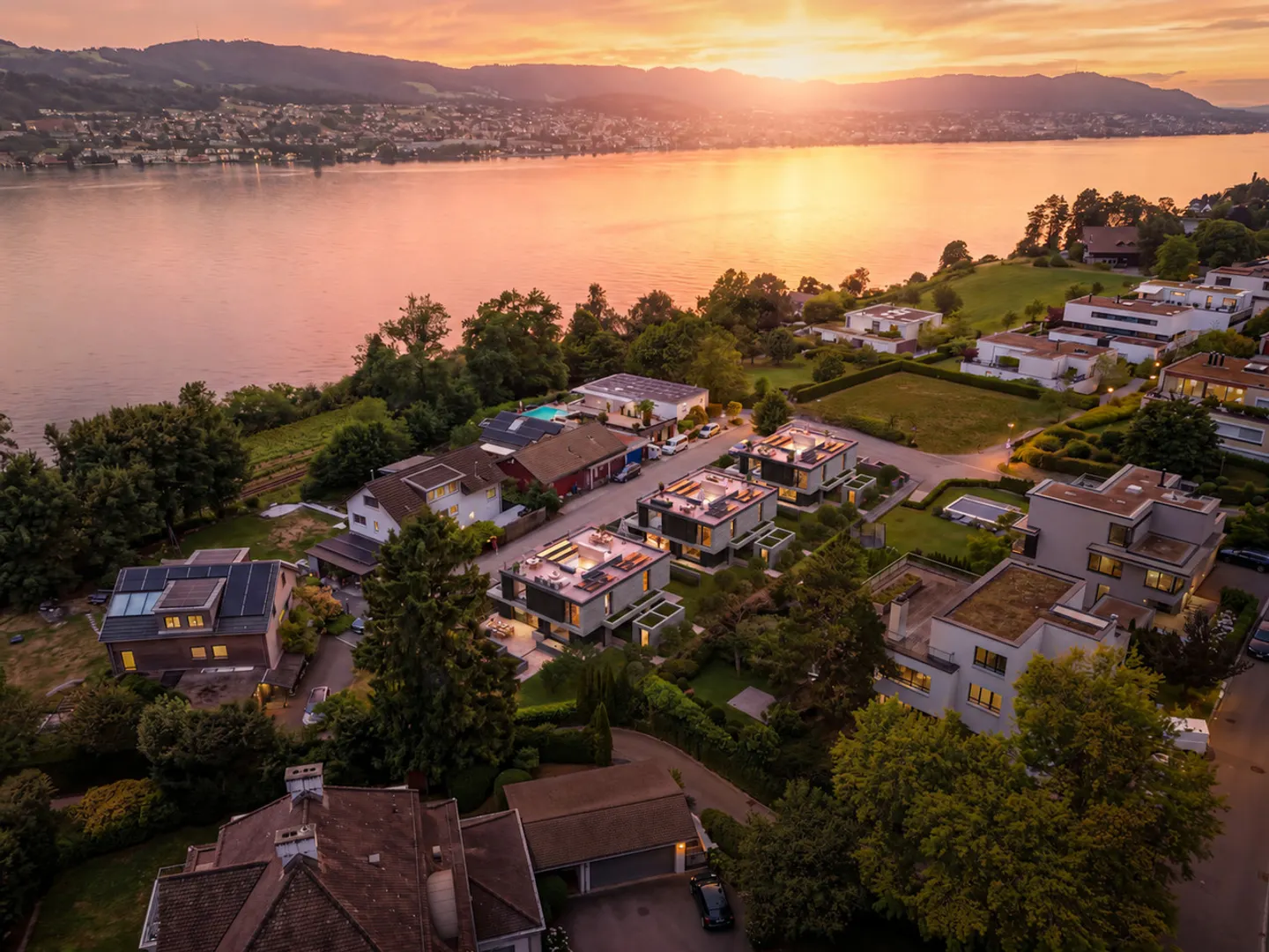 Luxuriöse Doppelhaushälfte mit Seeblick - Foto 1 von 2
