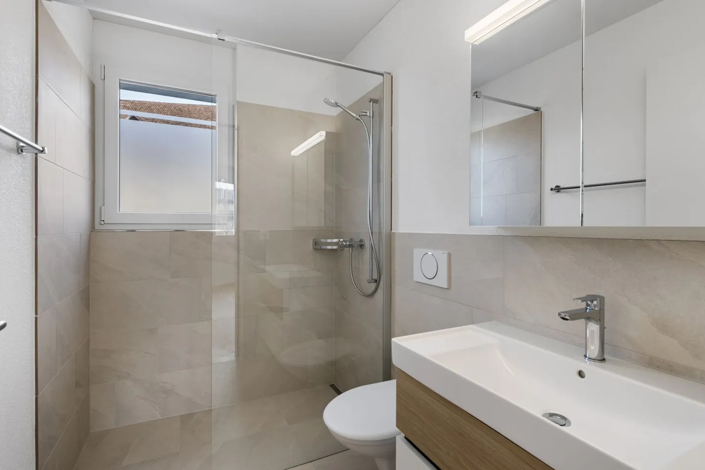 FIRST RENTAL - PENTHOUSE APARTMENT - CenterSeon² - Photo 20 of 25