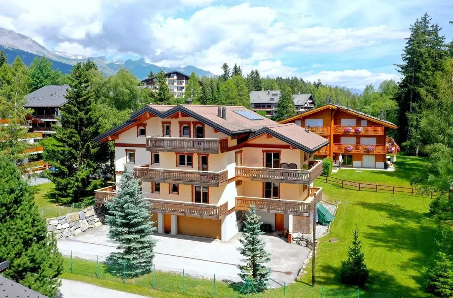 Edificio di tre appartamenti sul Golf di Crans-Montana - Foto 2 di 13