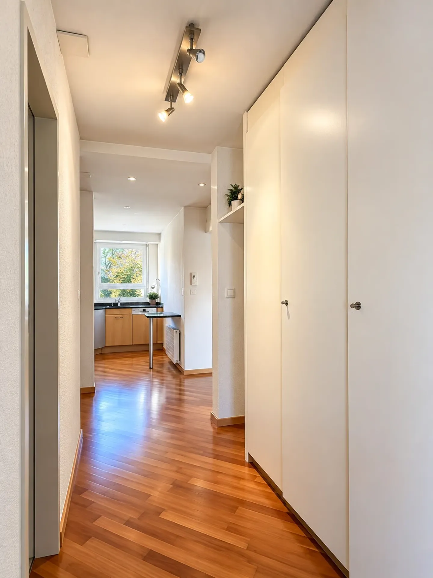 3.5-room condominium with lake and panoramic view in Meilen - Photo 5 of 13