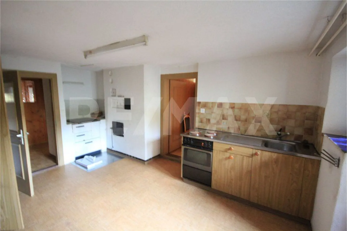 Terreno edificabile e terreno agricolo con casa unifamiliare con appartamento e annessi - Foto 8 di 10