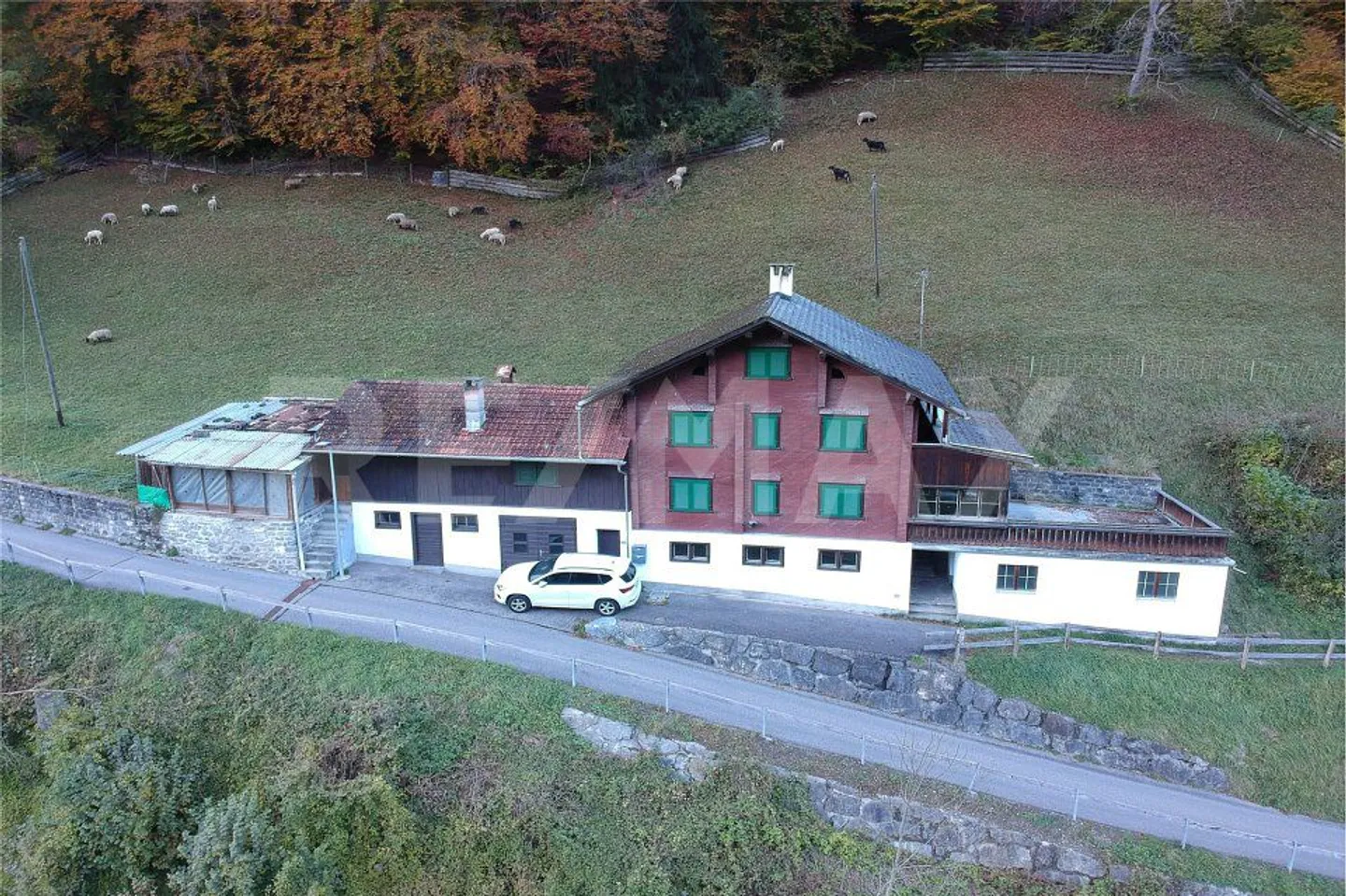 Terreno edificabile e terreno agricolo con casa unifamiliare con appartamento e annessi - Foto 5 di 10
