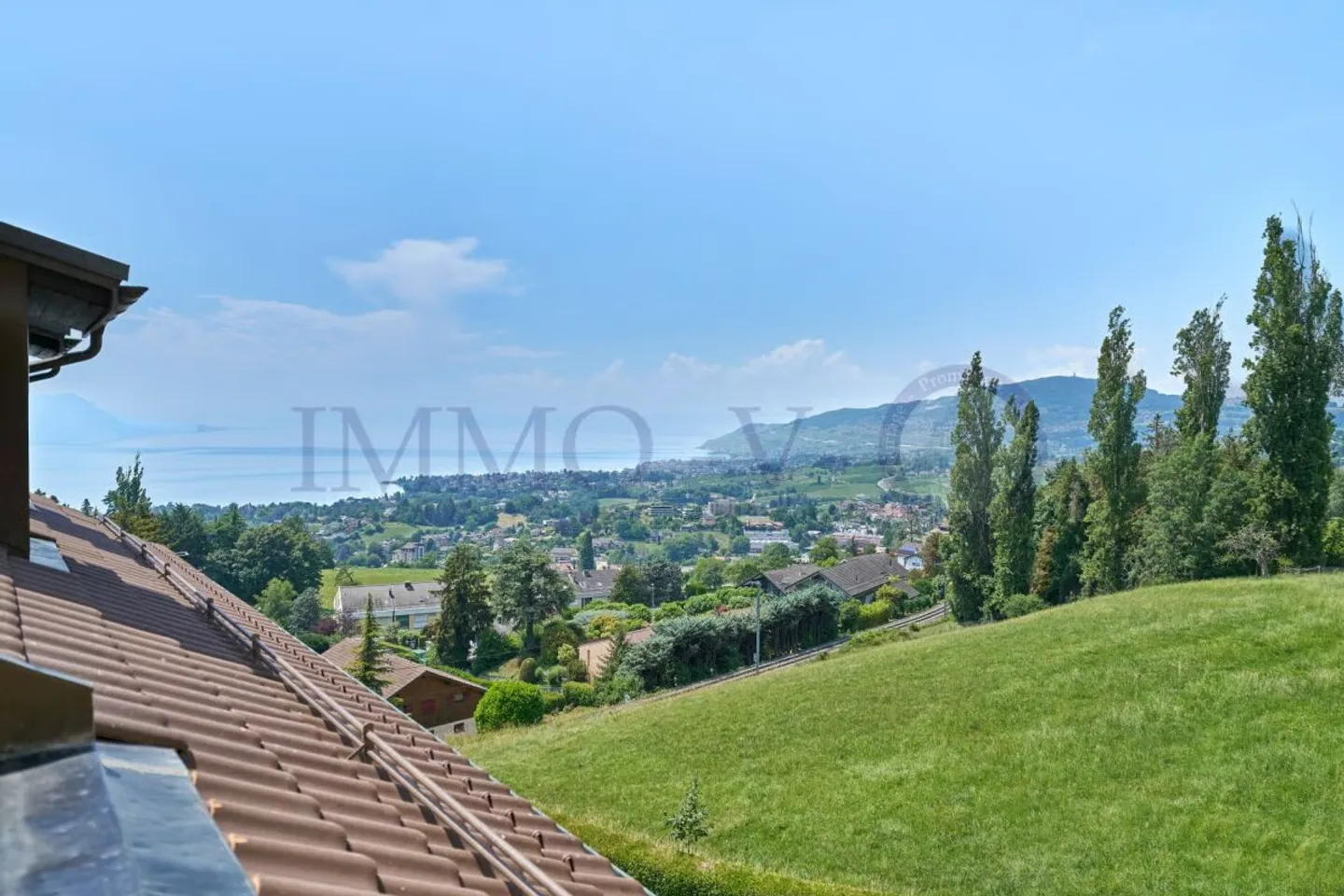 SPACIEUX ATTIQUE RENOVE AVEC CACHET AVEC BALCON-TERASSE VUE LAC - Photo 1 sur 10