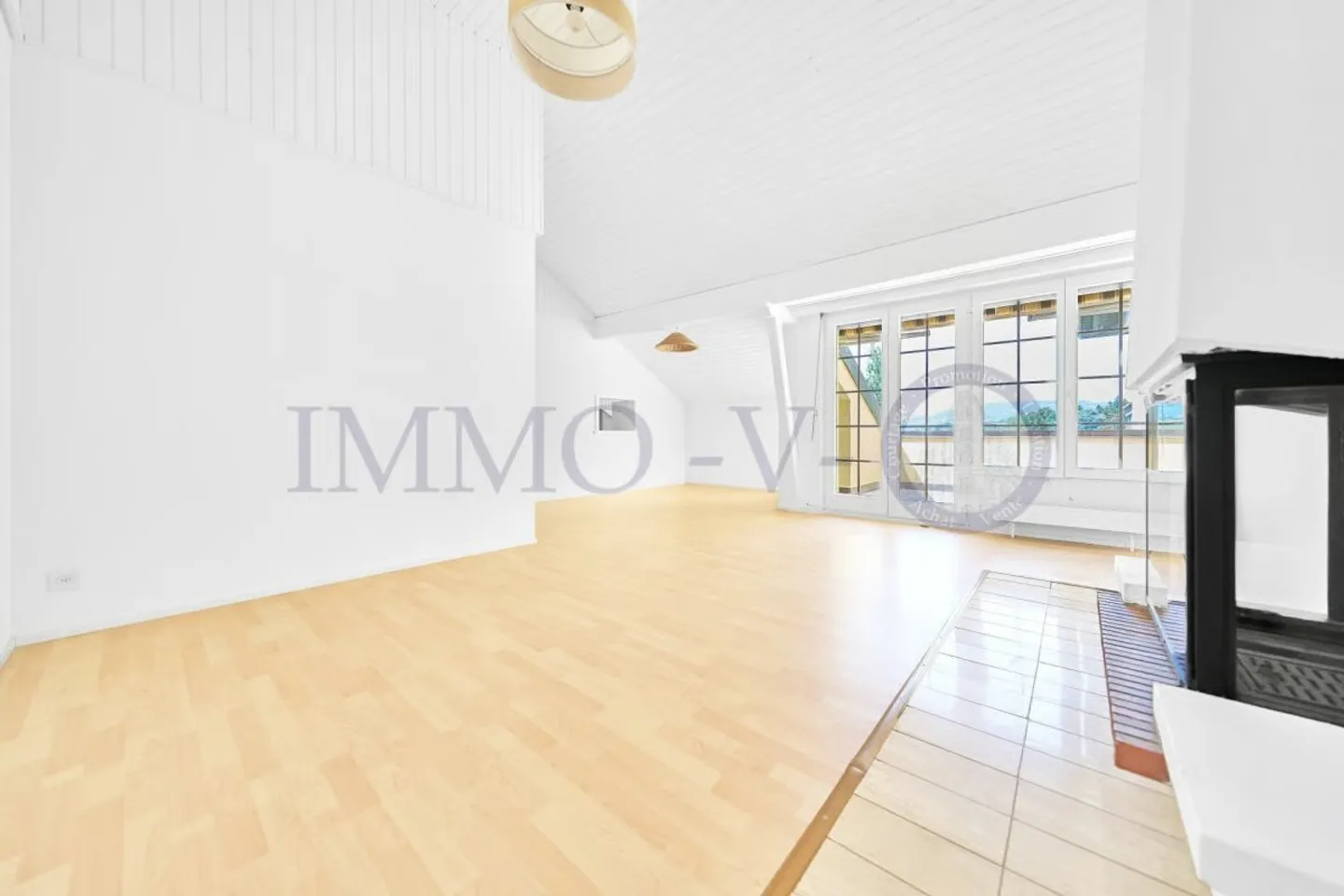 SPACIEUX ATTIQUE RENOVE AVEC CACHET AVEC BALCON-TERASSE VUE LAC - Photo 4 sur 10
