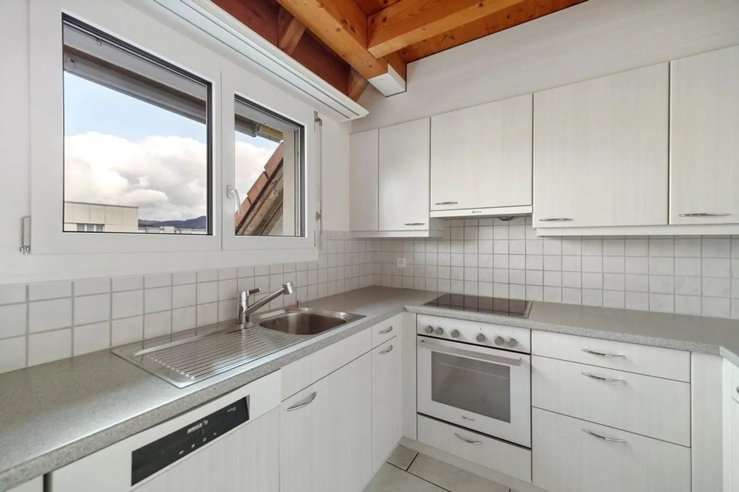 Spacious Family Apartment in the Heart of Dulliken - Photo 2 of 7