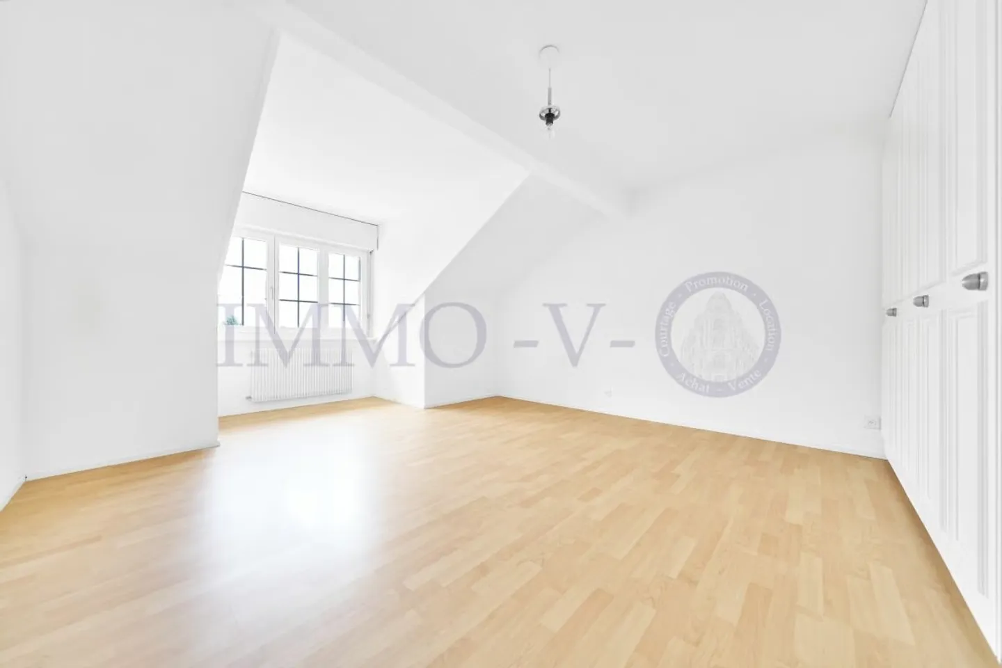 SPACIEUX ATTIQUE RENOVE AVEC CACHET AVEC BALCON-TERASSE VUE LAC - Photo 8 sur 10