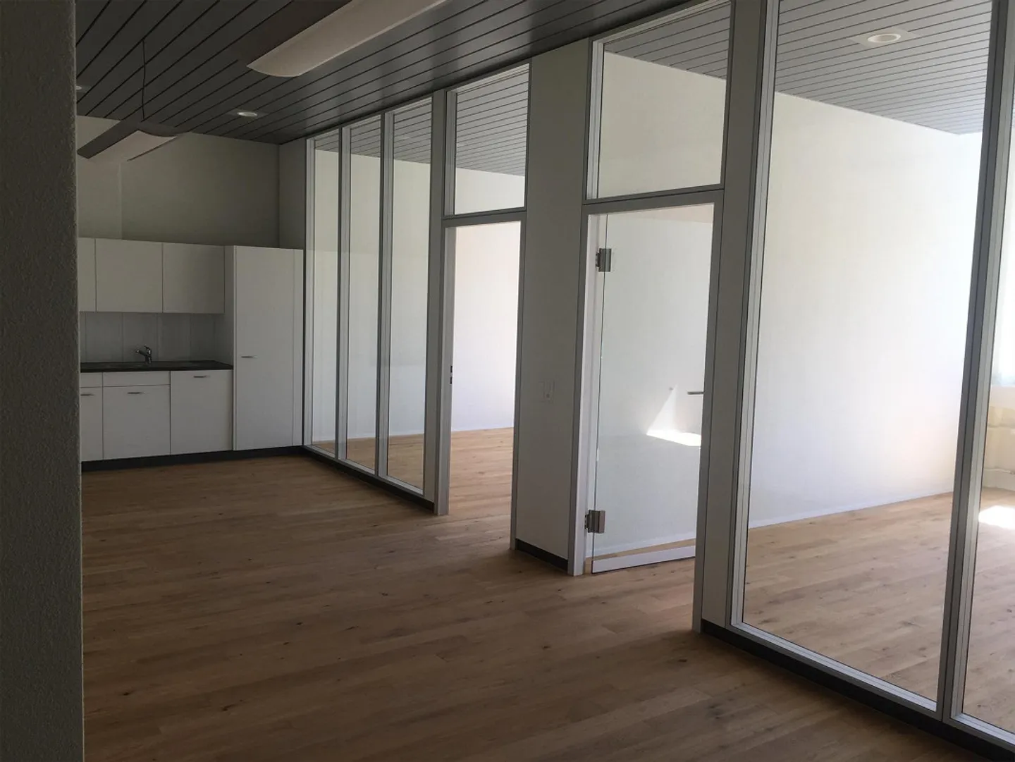 Uffici moderni e luminosi di 107,3 m2 in una posizione privilegiata a Sarnen - Foto 1 di 9
