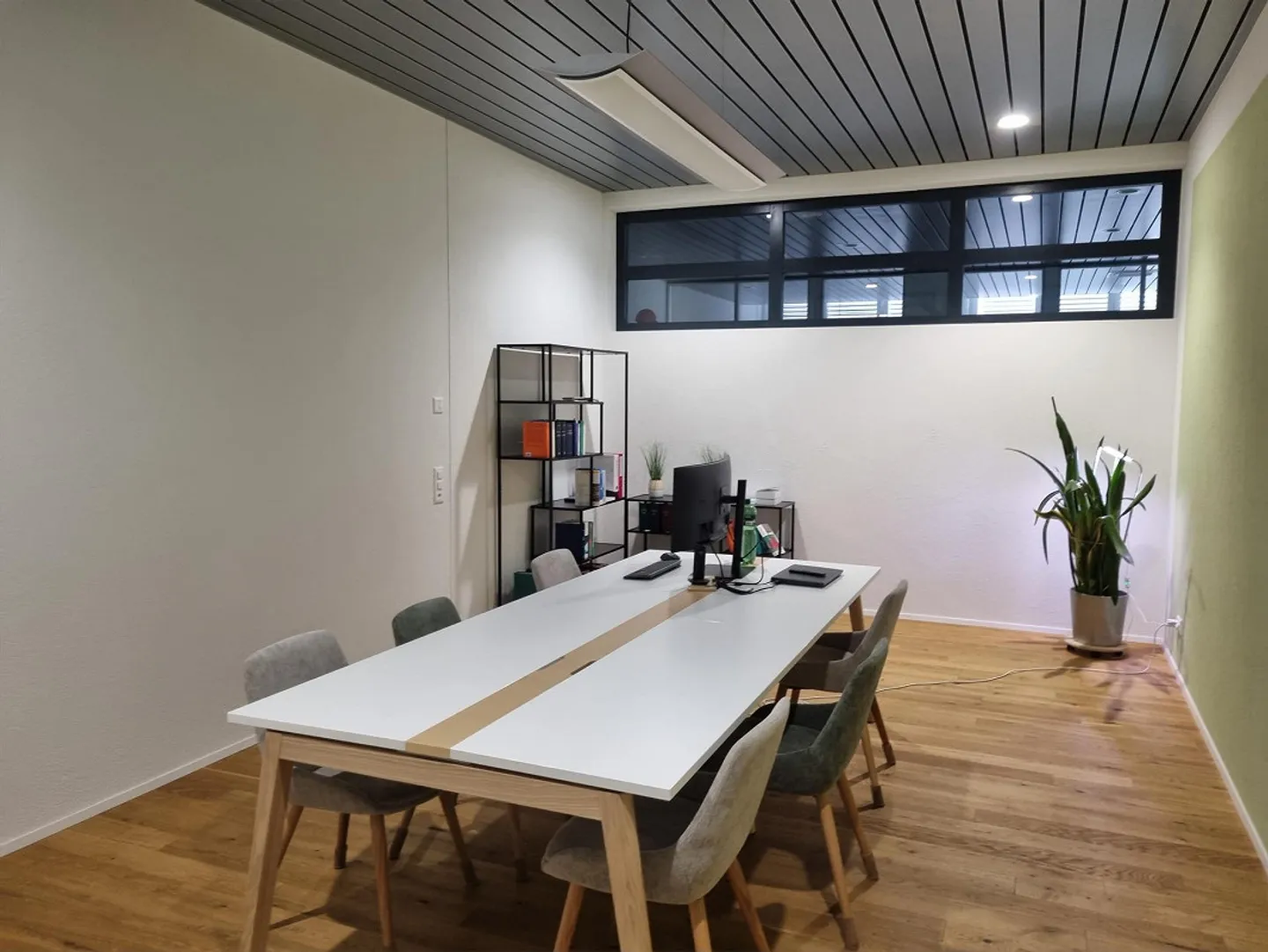 Uffici moderni e luminosi di 107,3 m2 in una posizione privilegiata a Sarnen - Foto 2 di 9