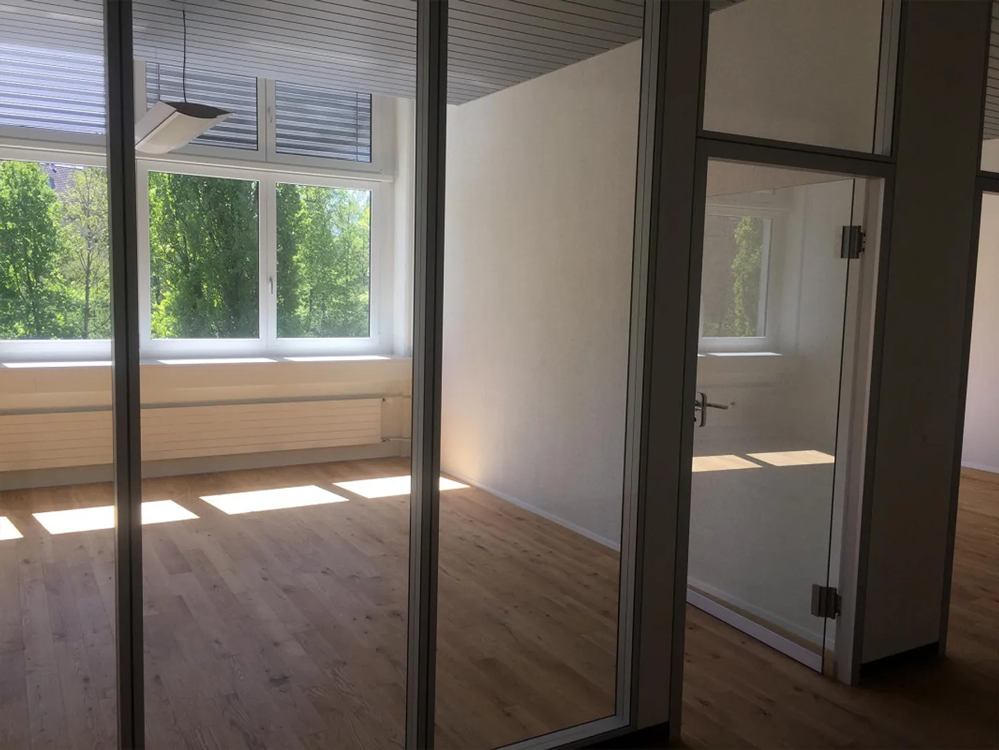 Uffici moderni e luminosi di 107,3 m2 in una posizione privilegiata a Sarnen - Foto 3 di 9