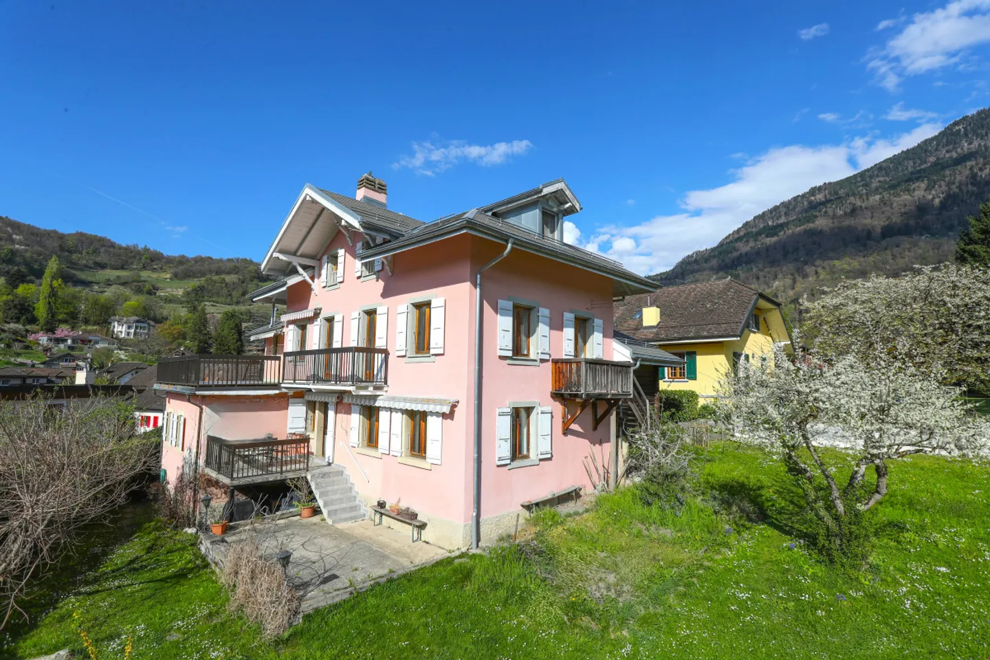 Maison de 2 appartements 3,5 pièces + 1 studio, Grand potentiel ! - Foto 3 von 14