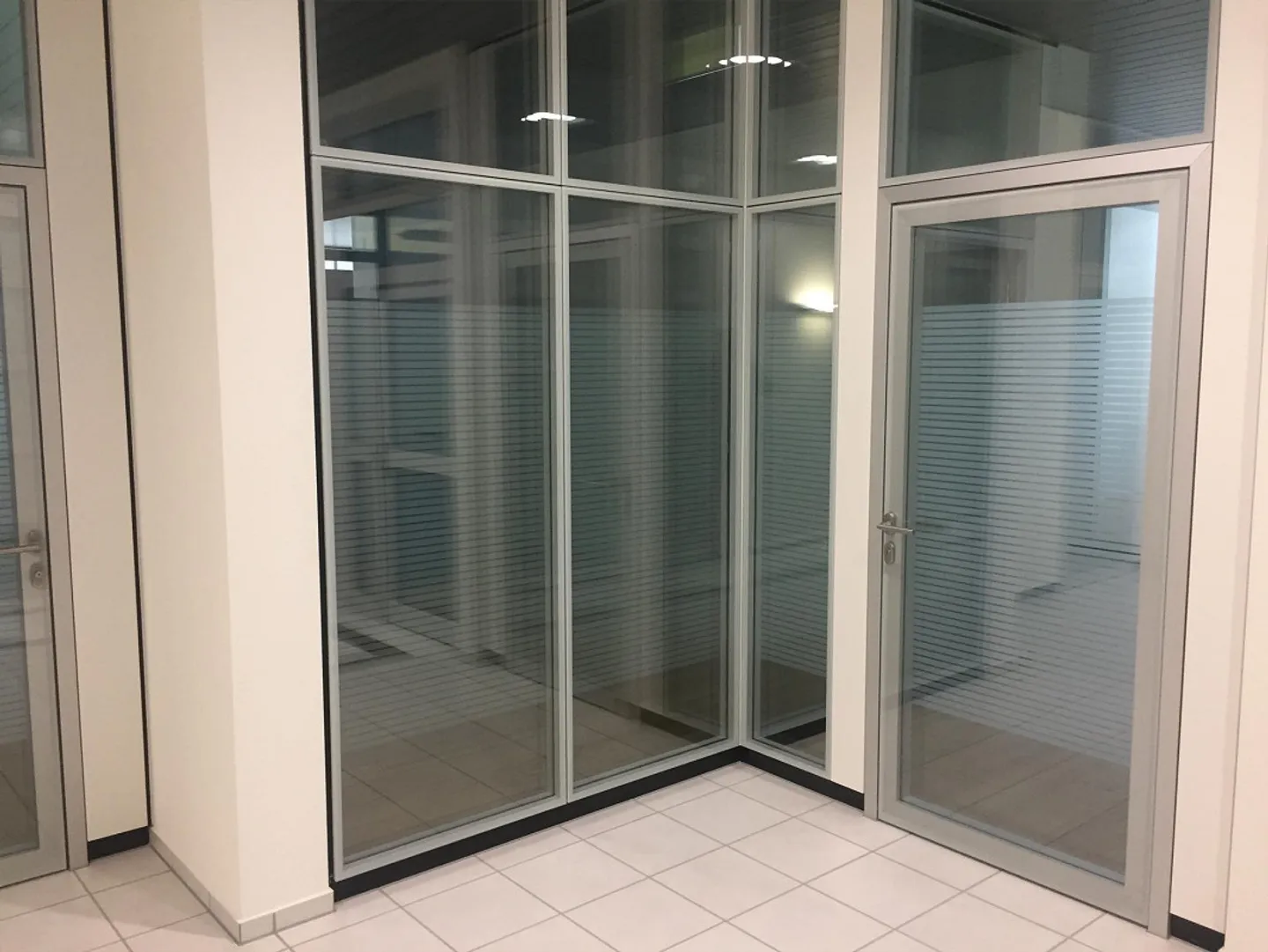 Uffici moderni e luminosi di 107,3 m2 in una posizione privilegiata a Sarnen - Foto 6 di 9