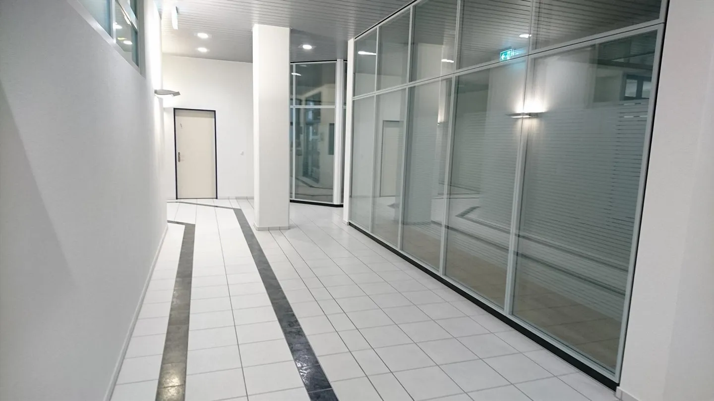 Uffici moderni e luminosi di 107,3 m2 in una posizione privilegiata a Sarnen - Foto 7 di 9