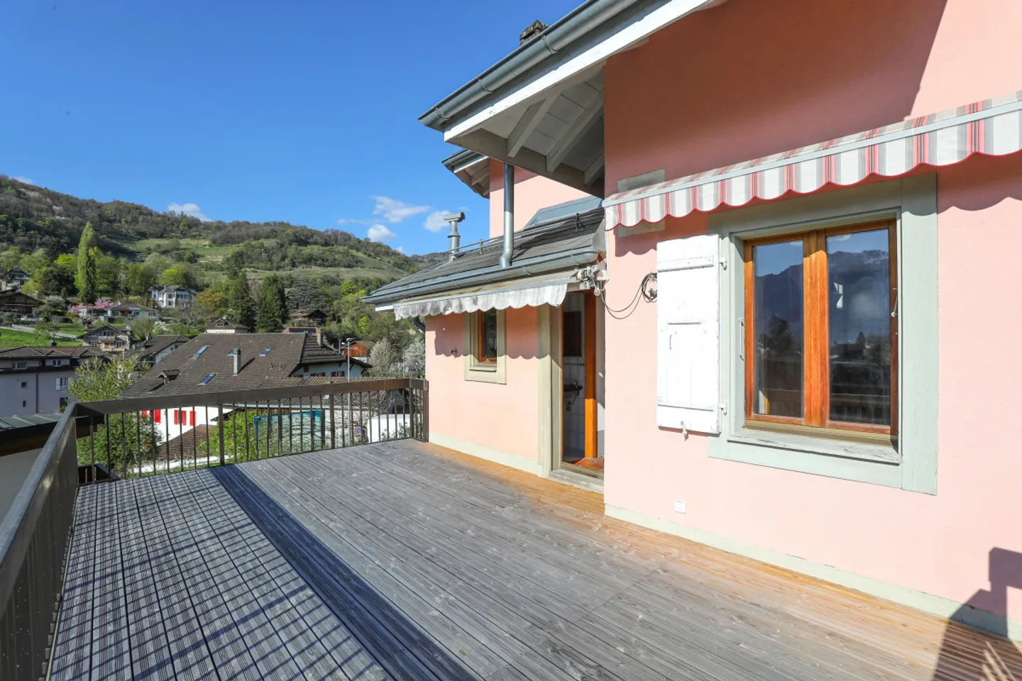 Maison de 2 appartements 3,5 pièces + 1 studio, Grand potentiel ! - Foto 1 von 14