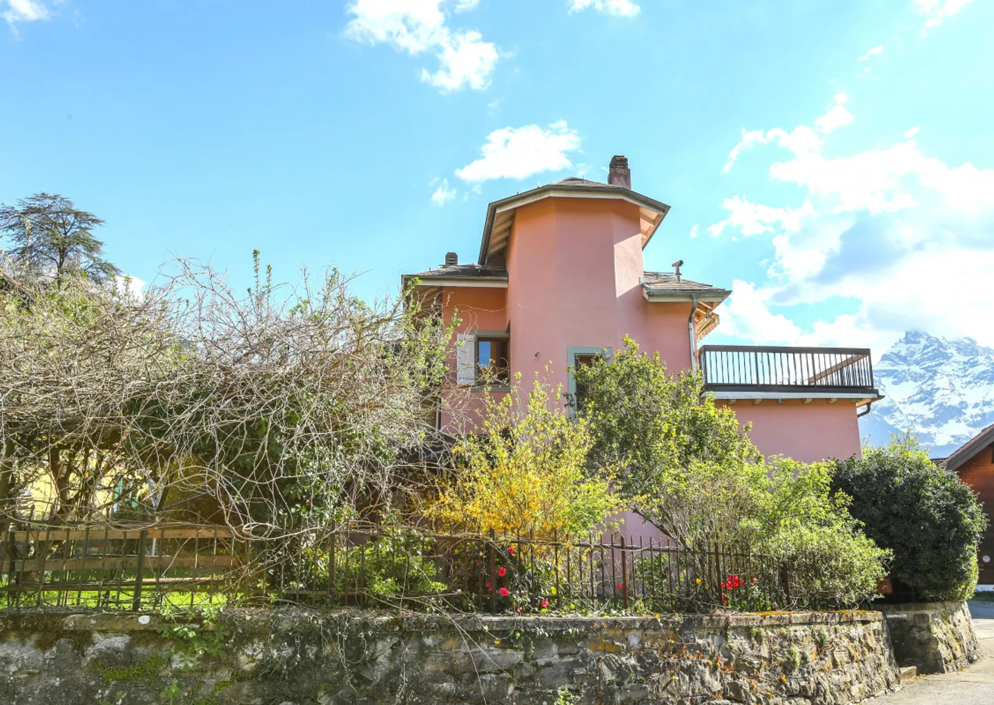 Maison de 2 appartements 3,5 pièces + 1 studio, Grand potentiel ! - Foto 2 von 14