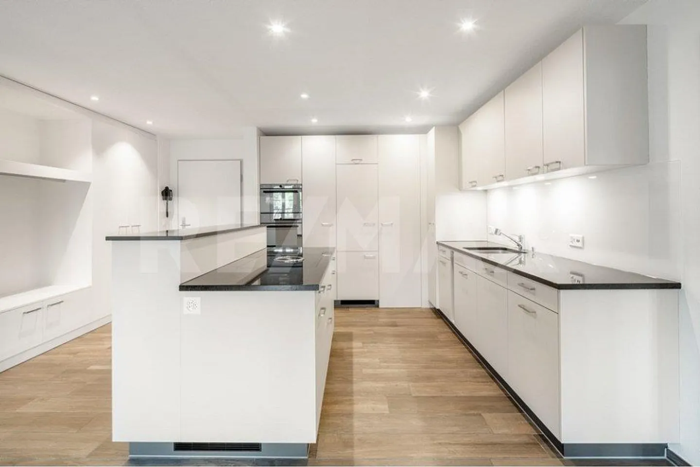 Charming property with 7 apartments, 4 horse boxes with paddock, and luxurious wellness retreat - Photo 5 of 13