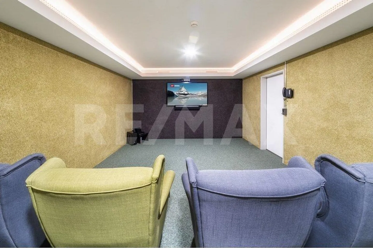 Charming property with 7 apartments, 4 horse boxes with paddock, and luxurious wellness retreat - Photo 9 of 13