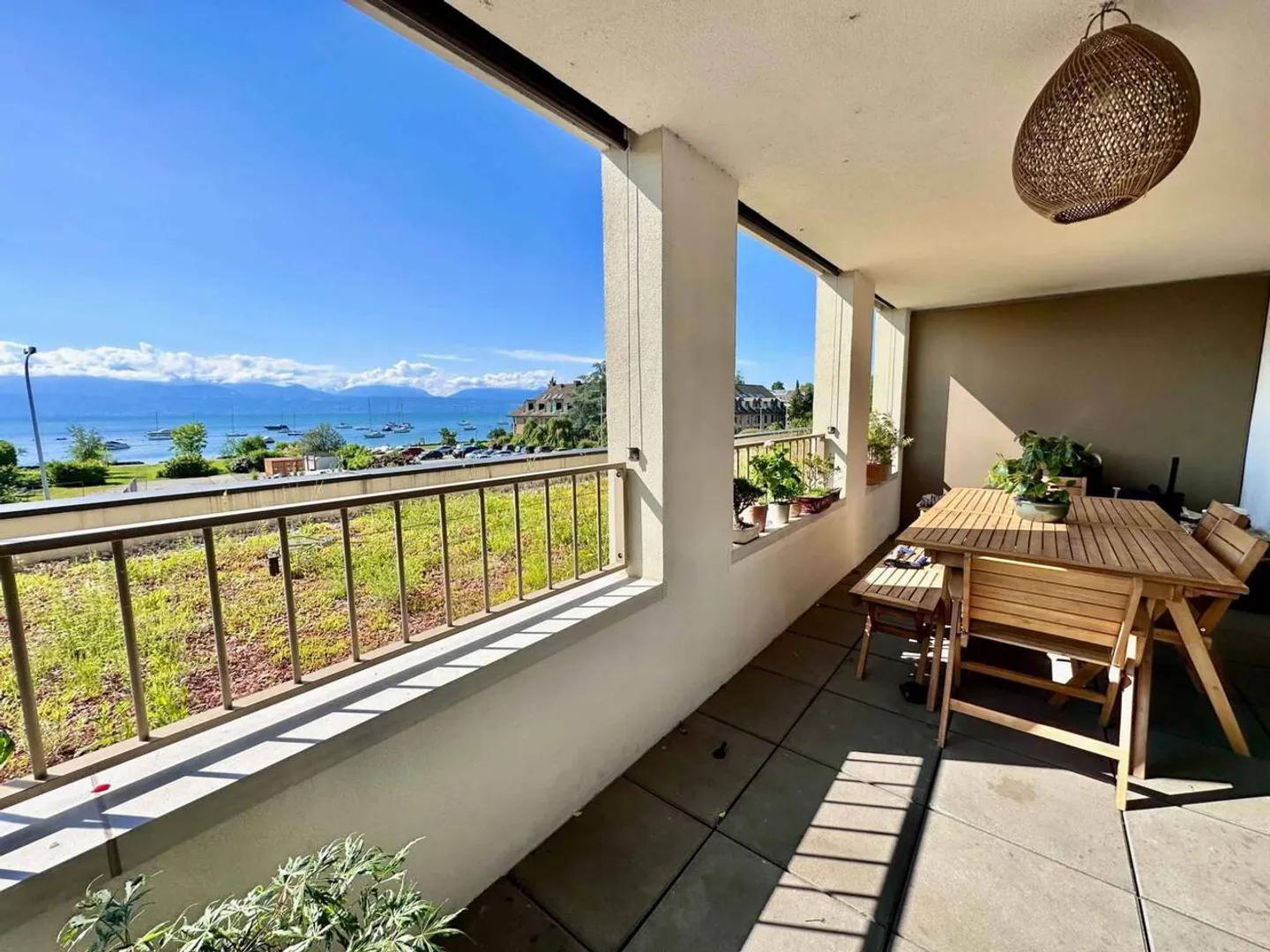 Exclusive apartment in Morges with panoramic lake view - Photo 3 of 8