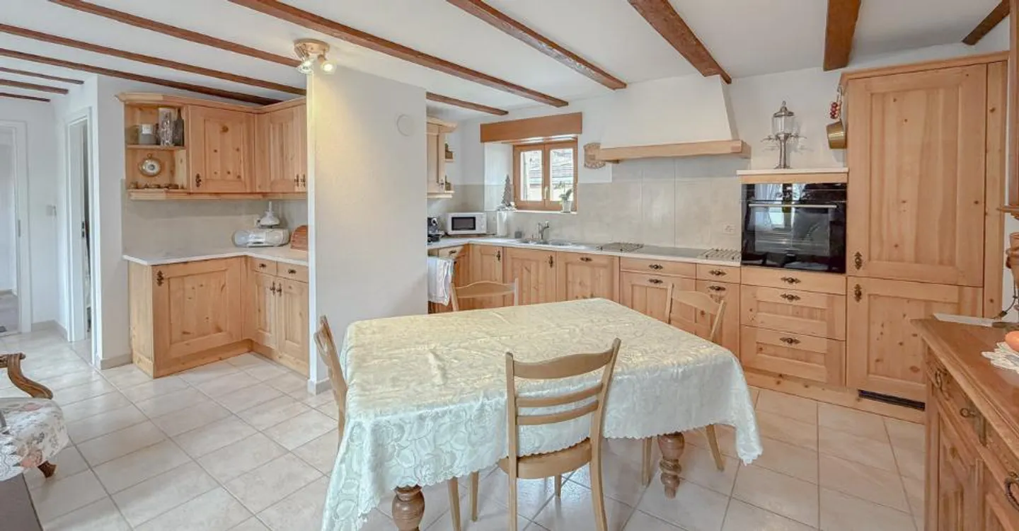 Maison familiale rénovée à Fleurier - Photo 3 sur 13
