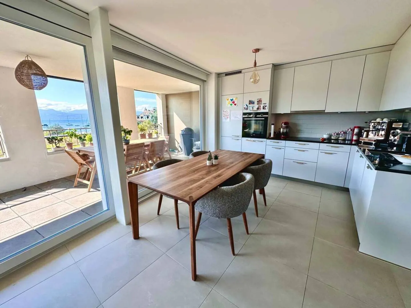 Exclusive apartment in Morges with panoramic lake view - Photo 4 of 8