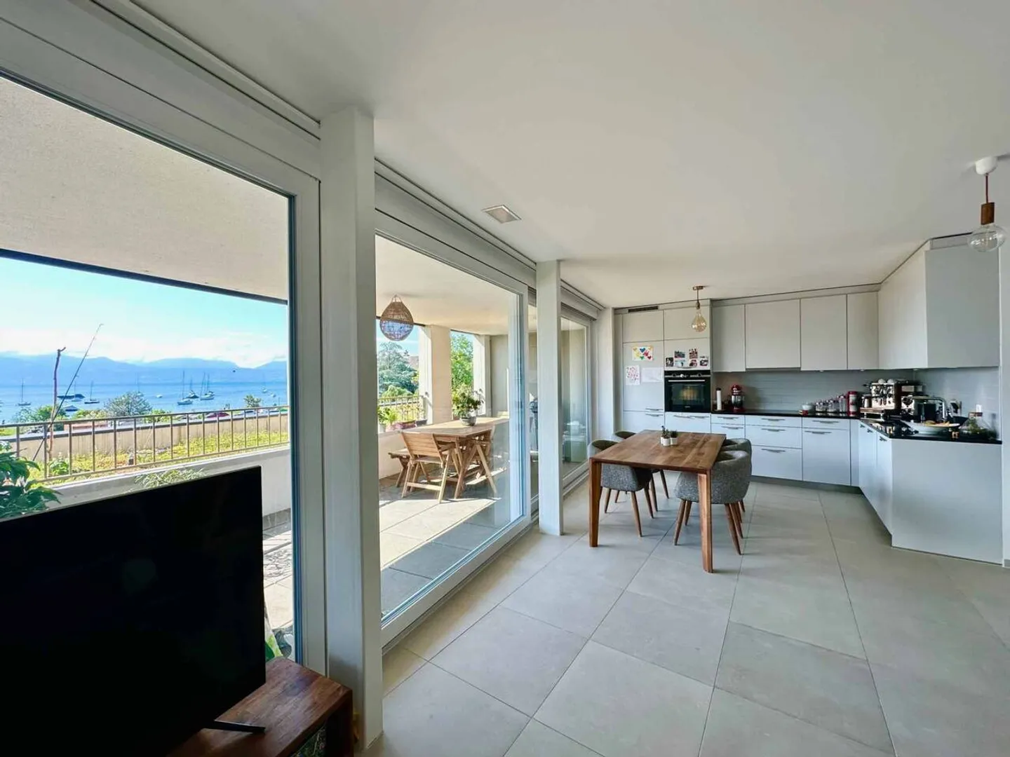 Exclusive apartment in Morges with panoramic lake view - Photo 5 of 8