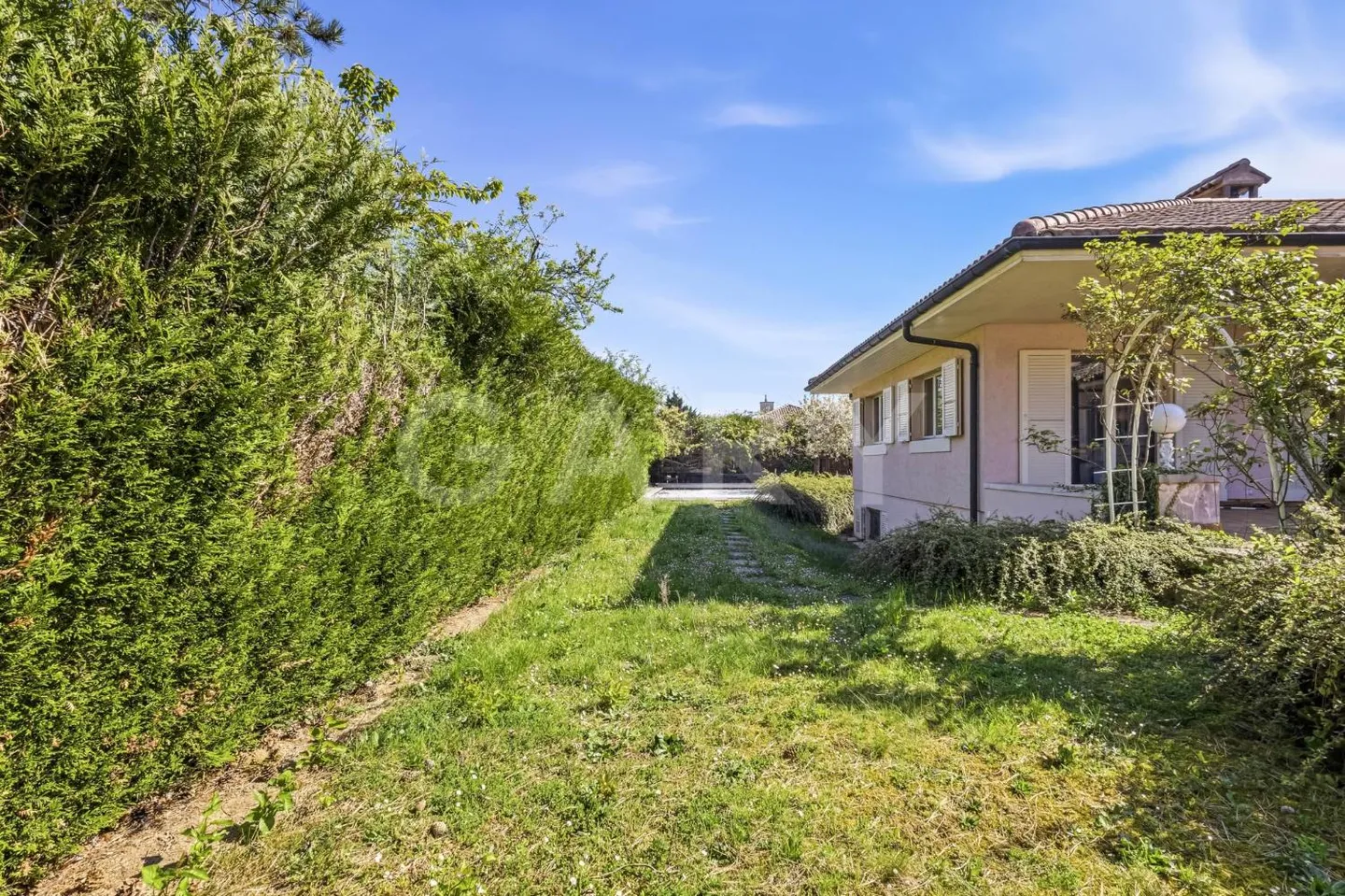 Villa familiale à transformer - Photo 2 sur 7