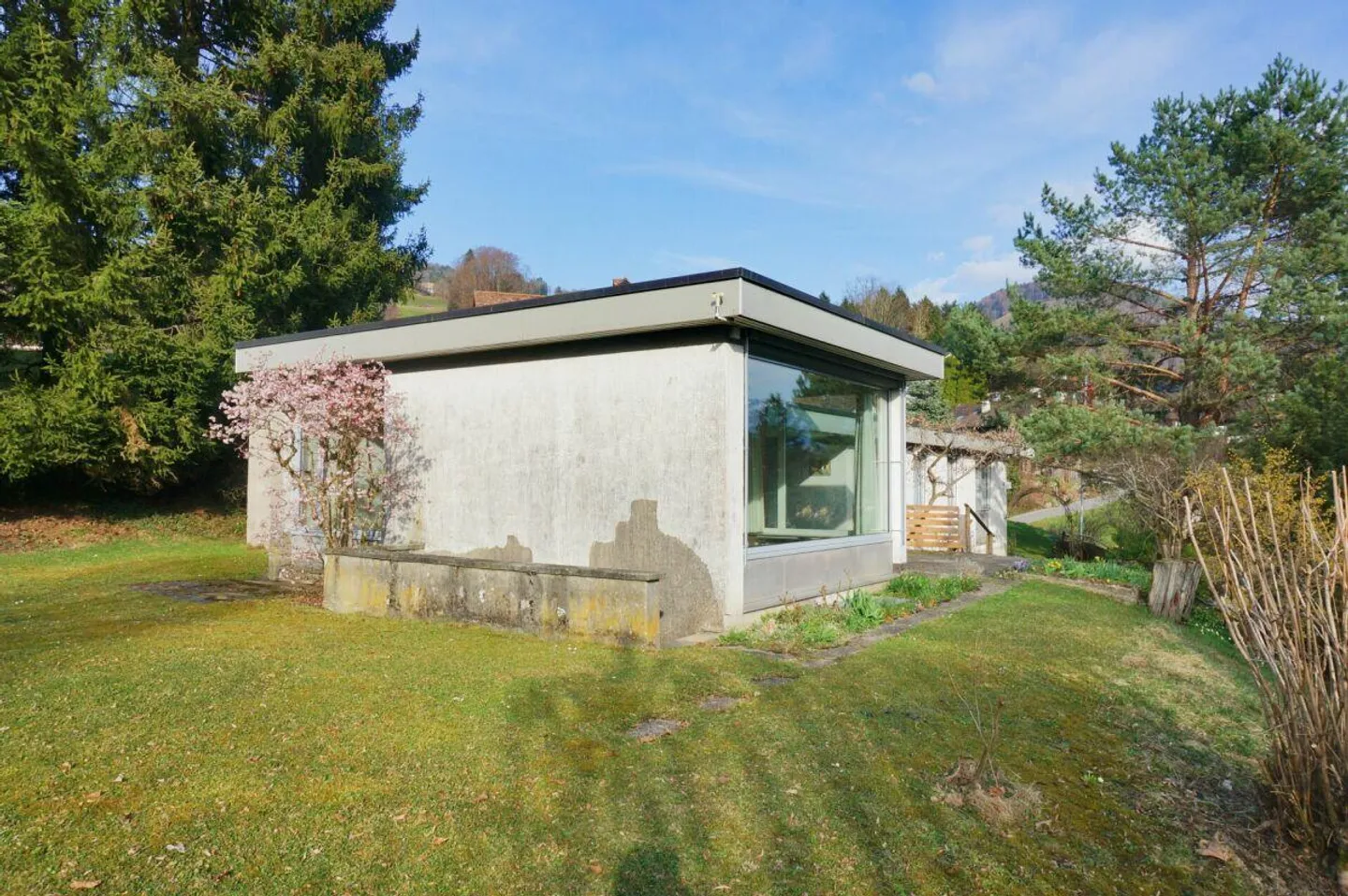 Renovation-Needed Single-Family Home with Large Garden or Building Plot with Demolition Object - Photo 2 of 27