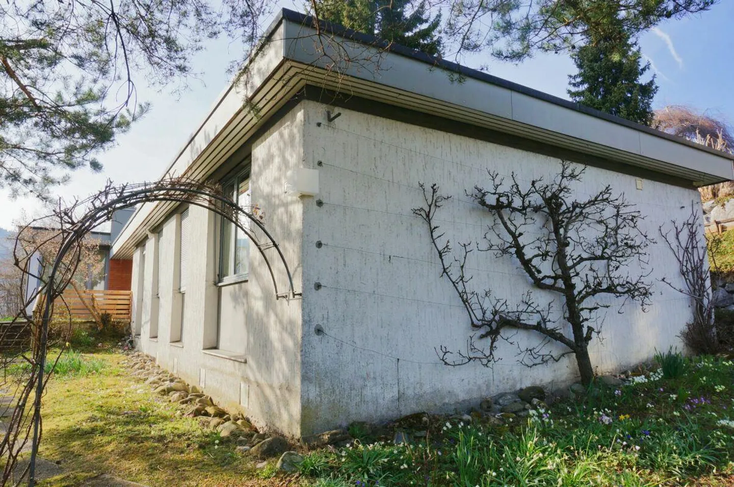 Renovation-Needed Single-Family Home with Large Garden or Building Plot with Demolition Object - Photo 7 of 27