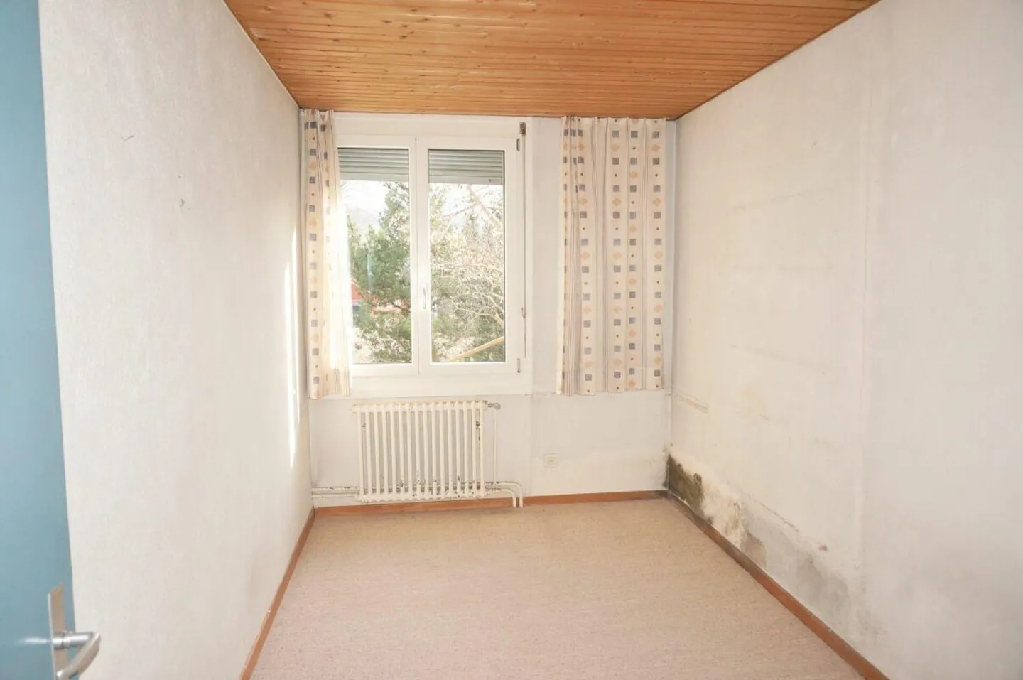 Renovation-Needed Single-Family Home with Large Garden or Building Plot with Demolition Object - Photo 22 of 27