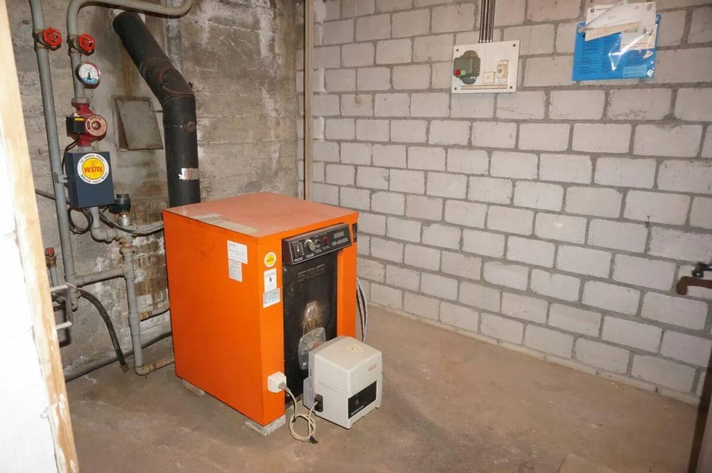 Renovation-Needed Single-Family Home with Large Garden or Building Plot with Demolition Object - Photo 25 of 27