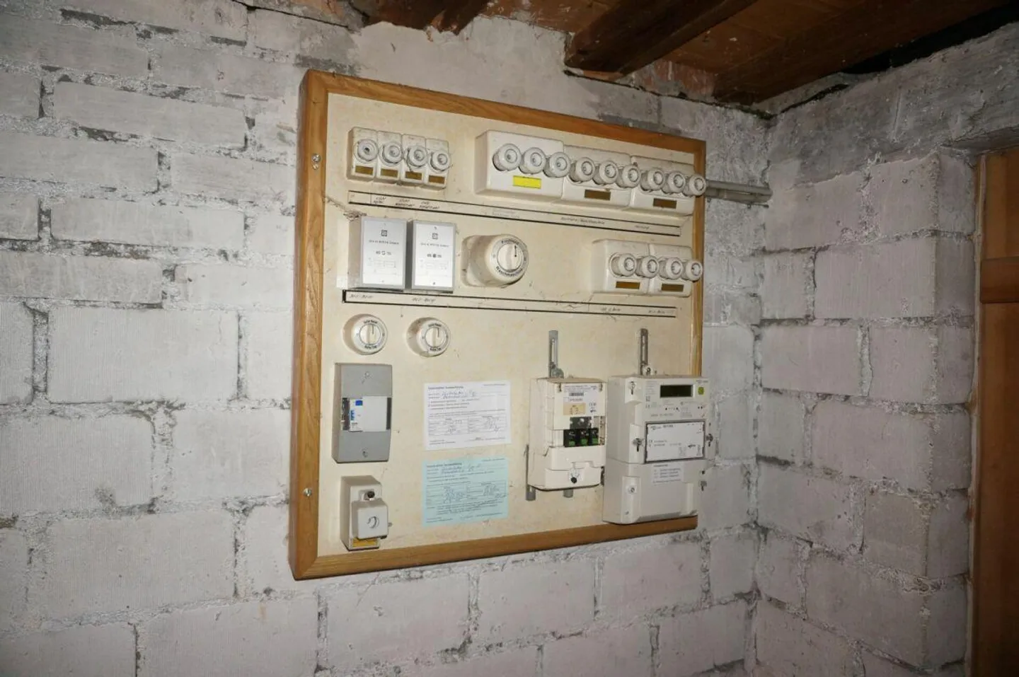 Renovation-Needed Single-Family Home with Large Garden or Building Plot with Demolition Object - Photo 26 of 27