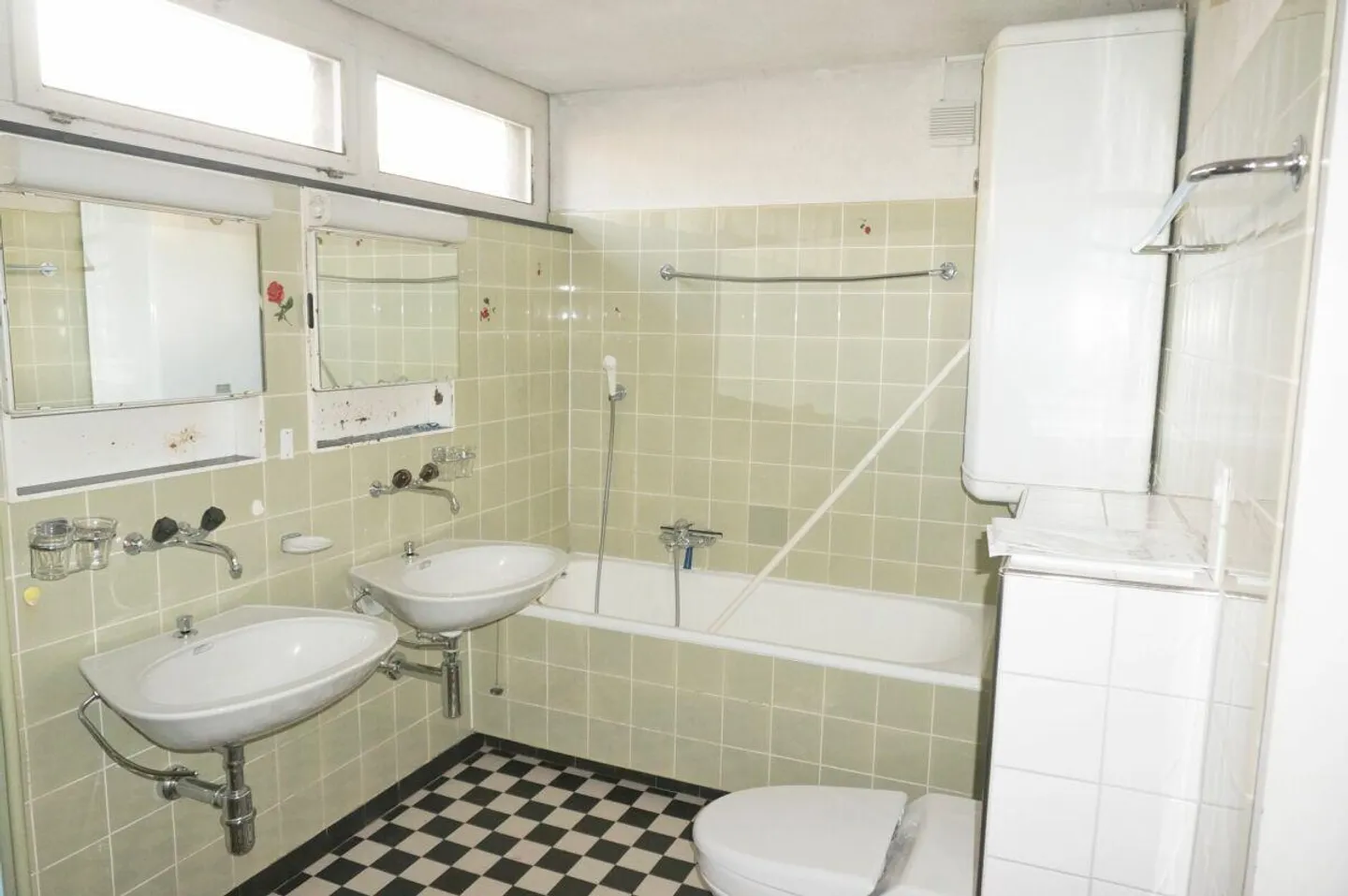 Renovation-Needed Single-Family Home with Large Garden or Building Plot with Demolition Object - Photo 17 of 27