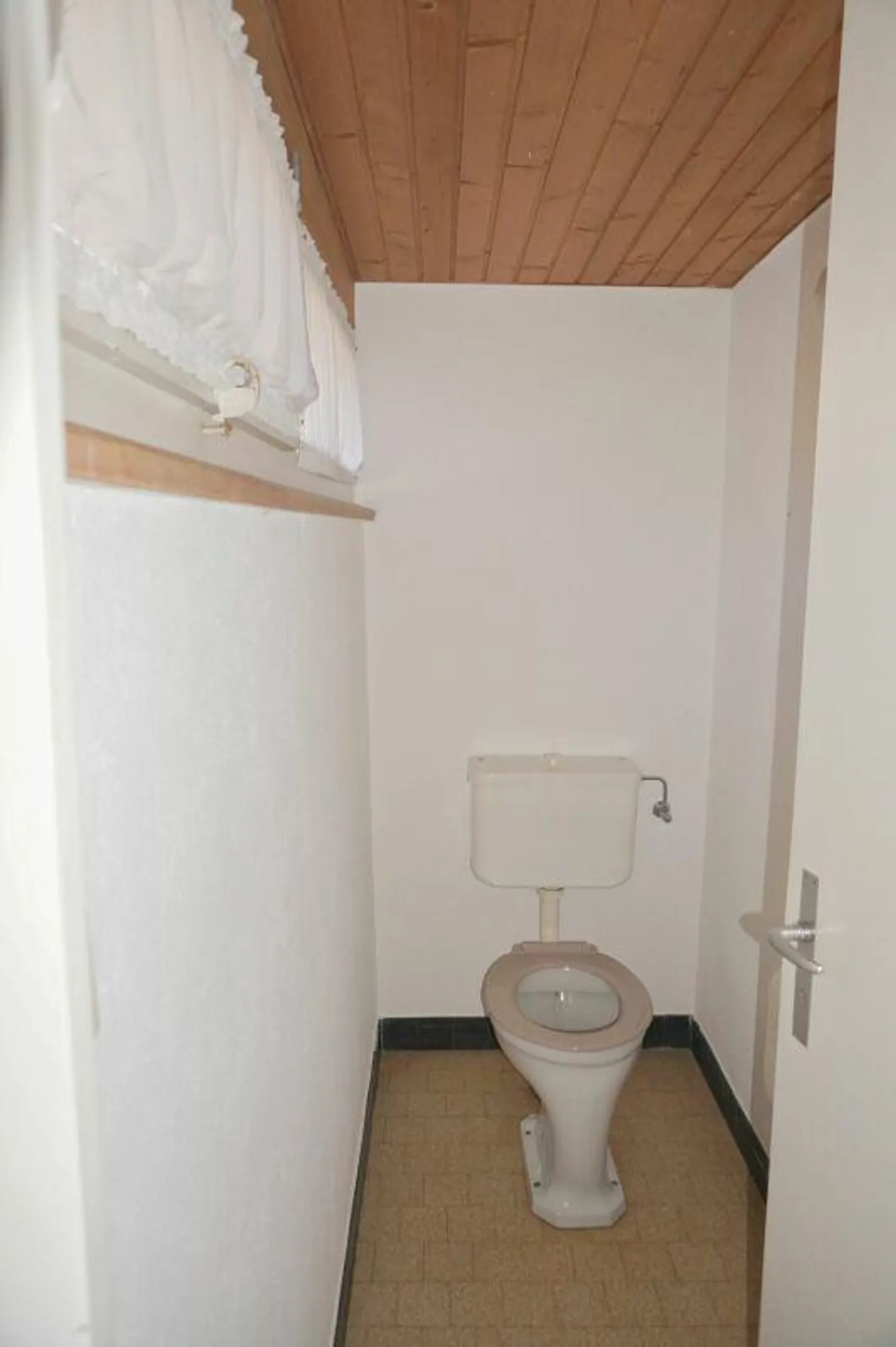 Renovation-Needed Single-Family Home with Large Garden or Building Plot with Demolition Object - Photo 18 of 27