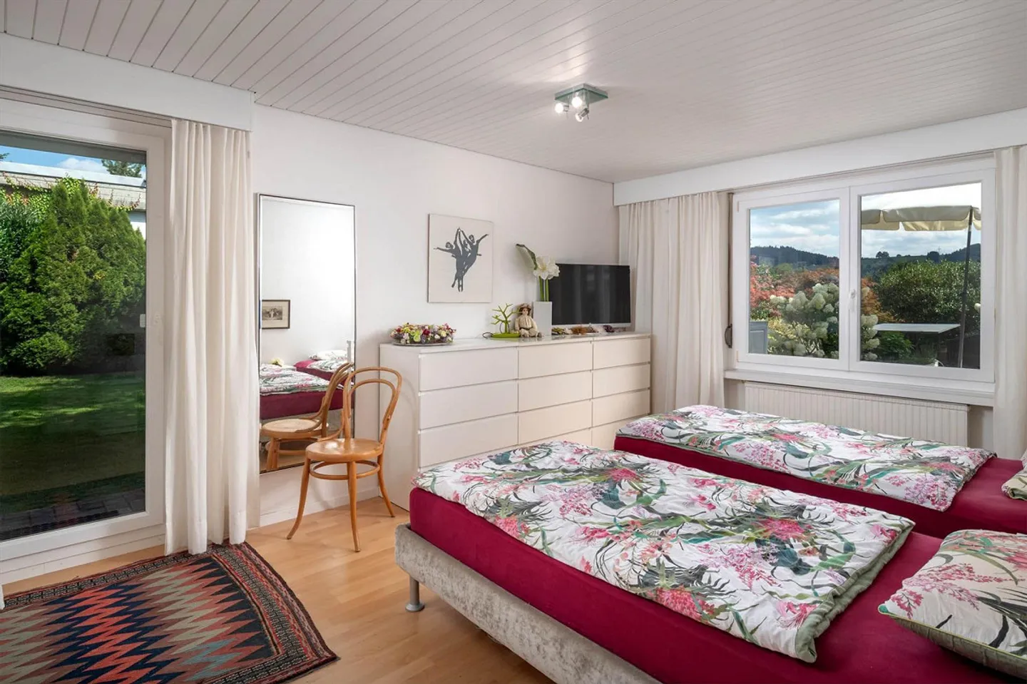 Spacious Terrace House with Far-Reaching Views and Plenty of Privacy - Photo 10 of 13