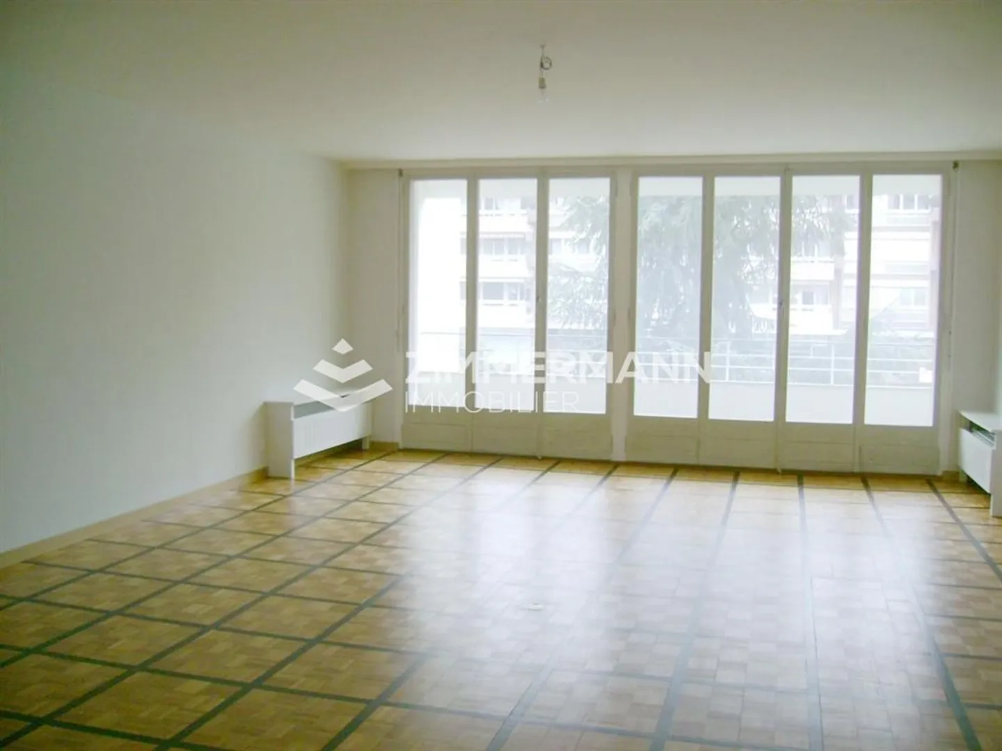 Charming 5-Room Apartment in Geneva - Photo 2 of 7
