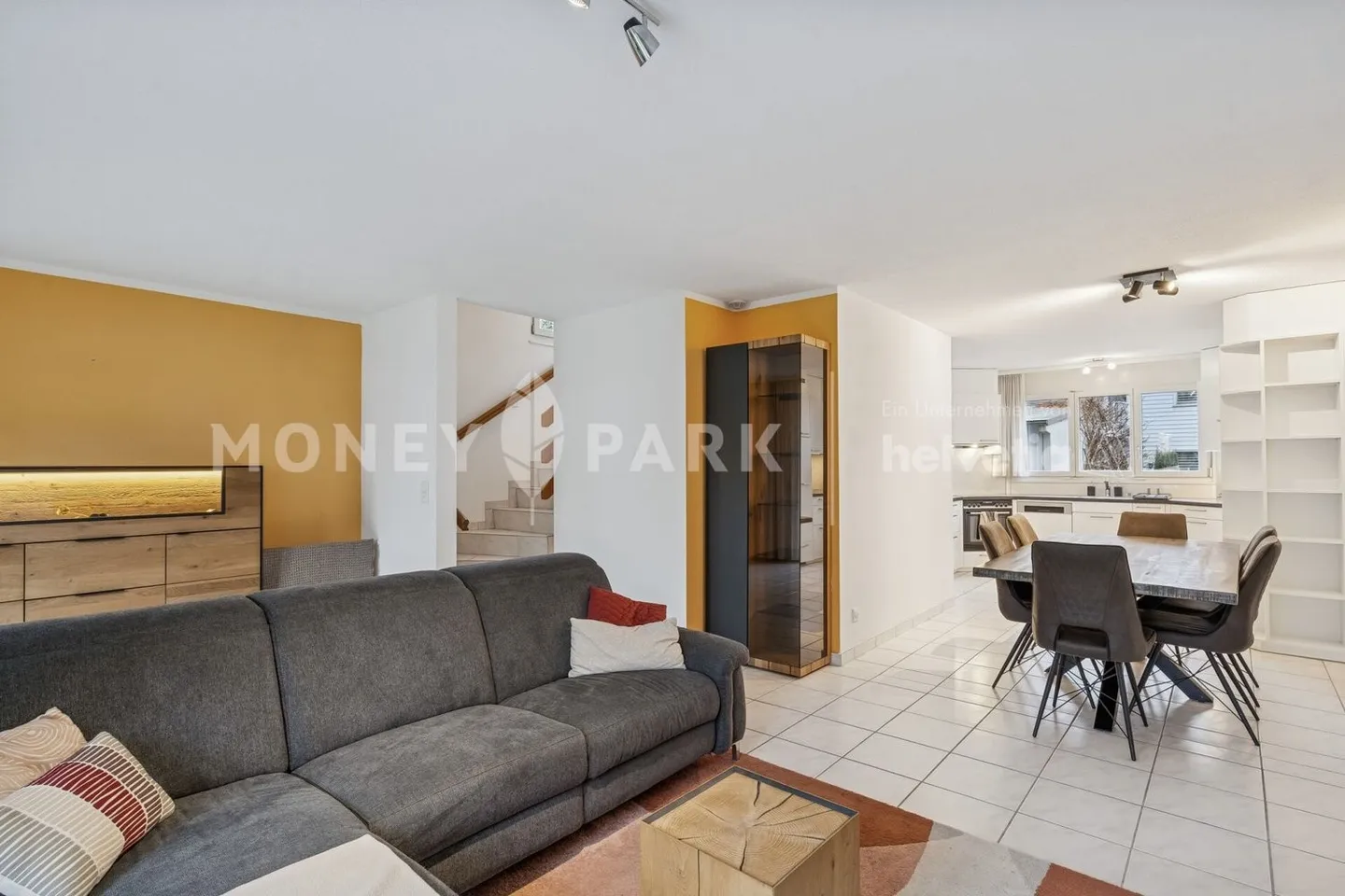 Sezione di casa accogliente di 4,5 stanze con giardino privato - Foto 3 di 11