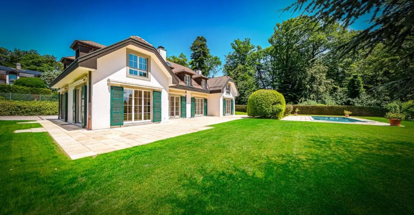 Magnificent family property with pool and large plot - Photo 6 of 12