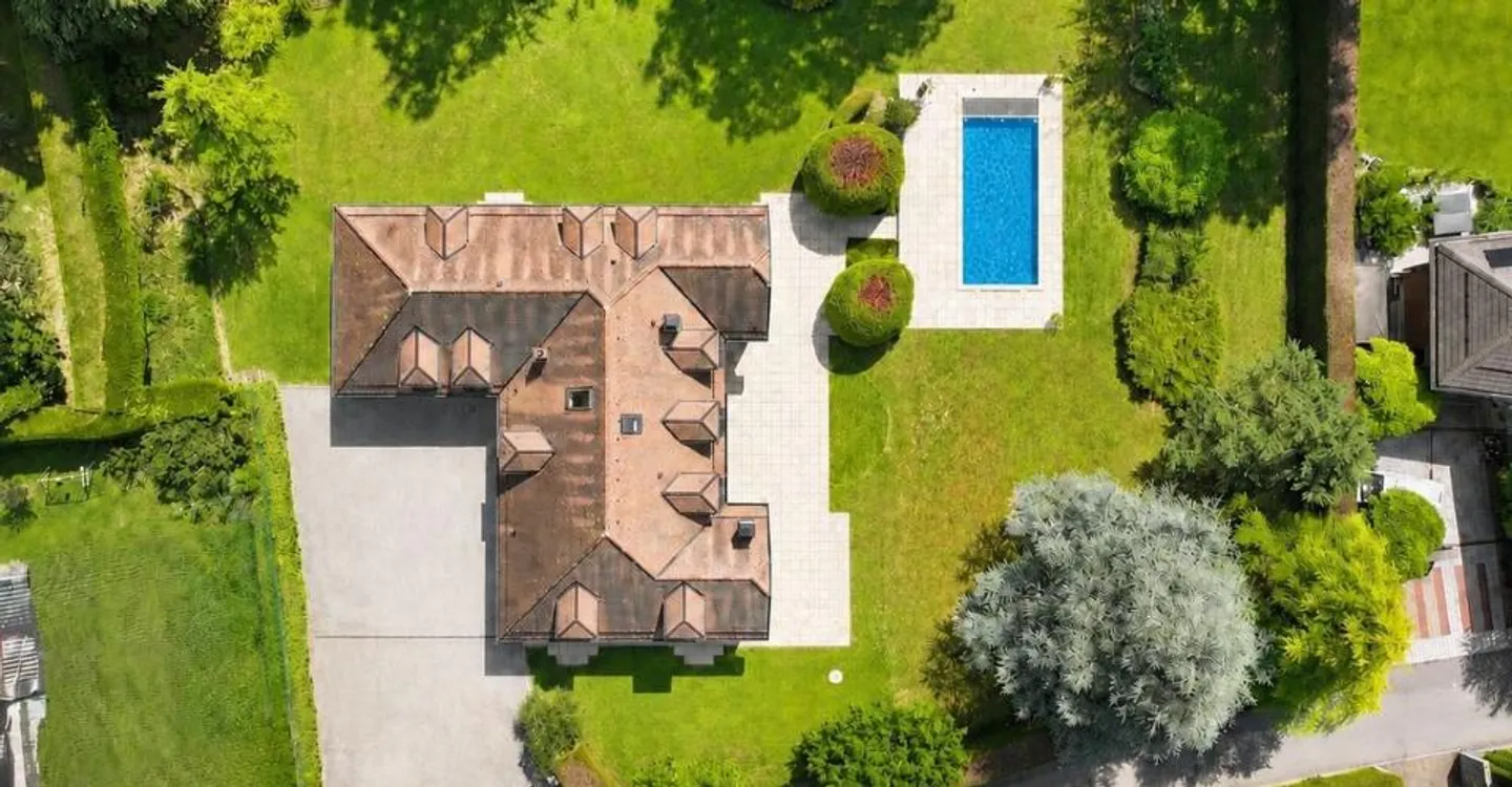 Magnificent family property with pool and large plot - Photo 1 of 12