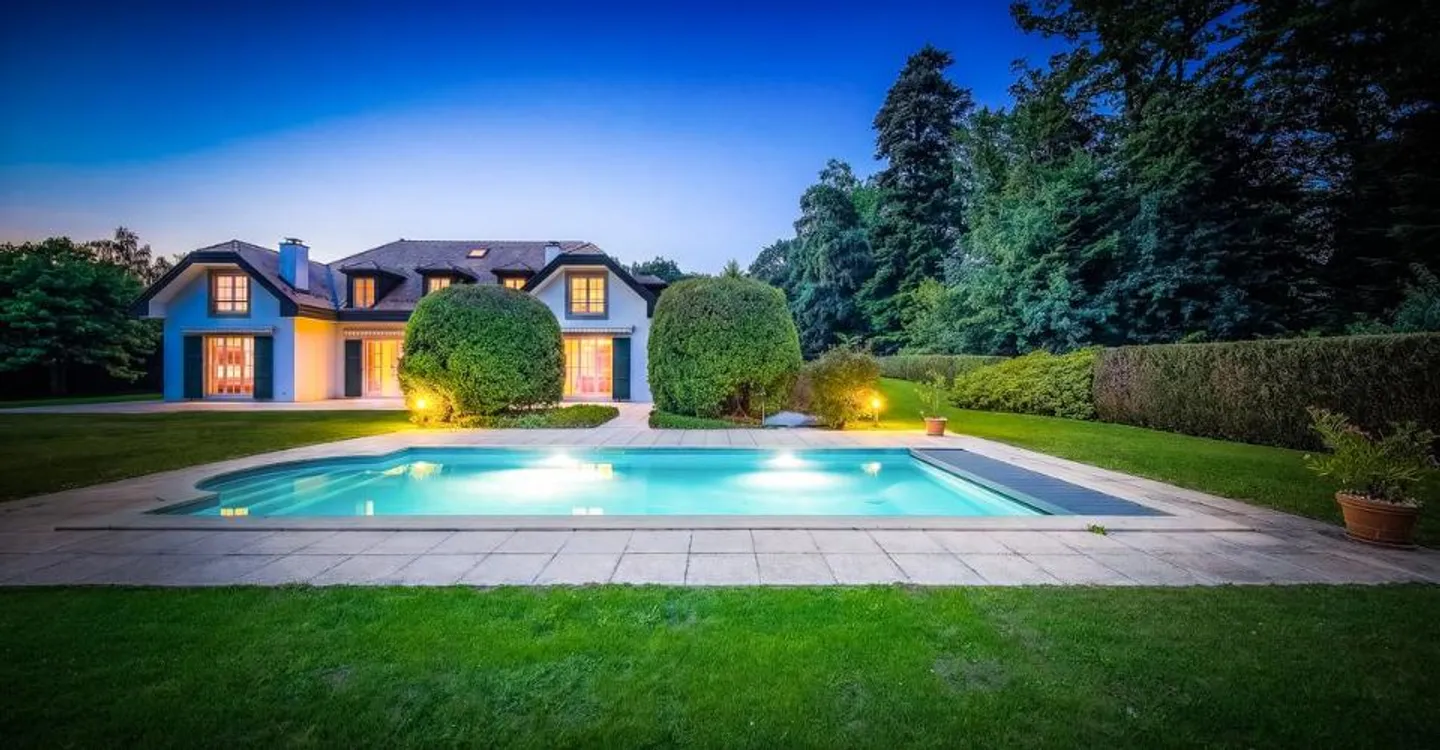 Magnificent family property with pool and large plot - Photo 2 of 12