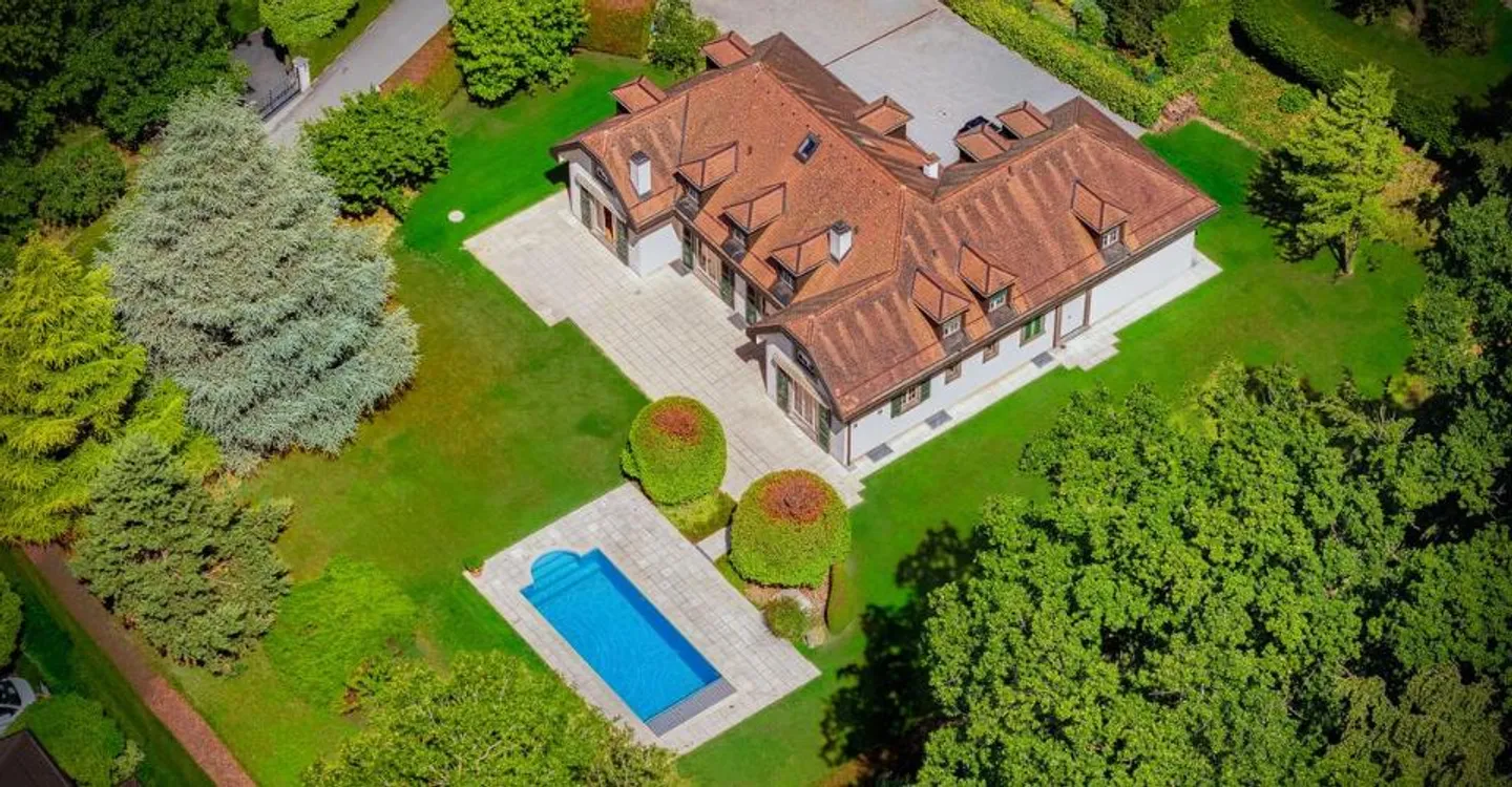 Magnificent family property with pool and large plot - Photo 3 of 12