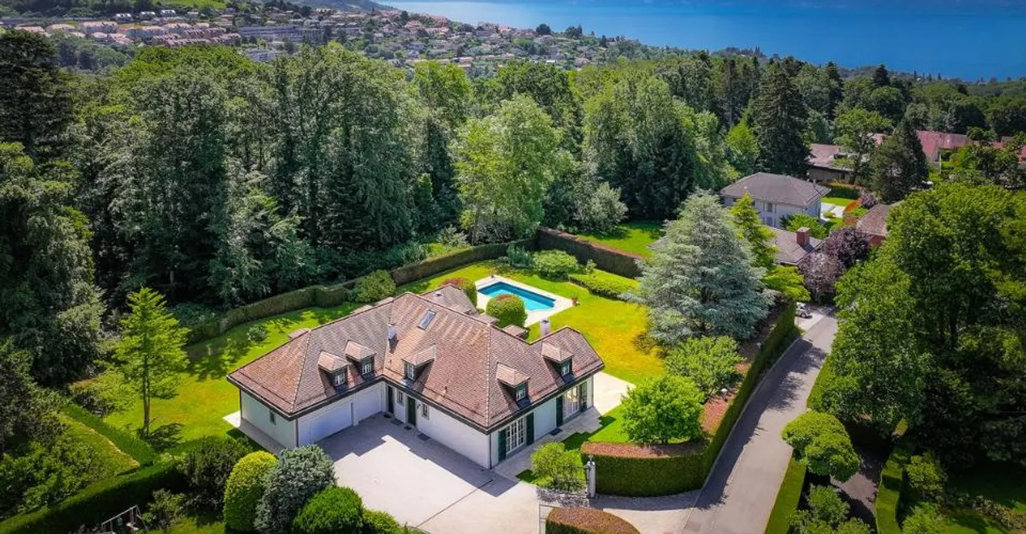 Magnificent family property with pool and large plot - Photo 4 of 12