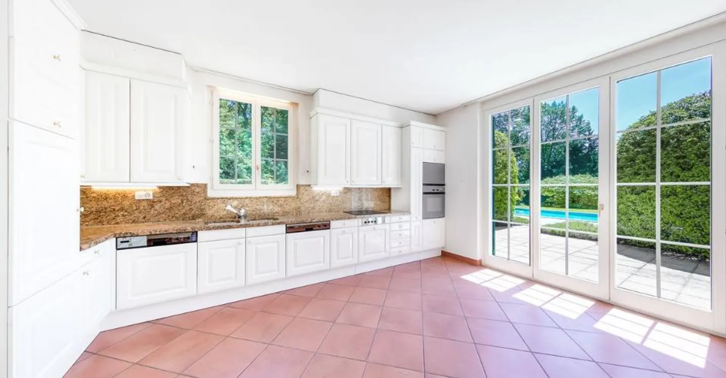 Magnificent family property with pool and large plot - Photo 11 of 12