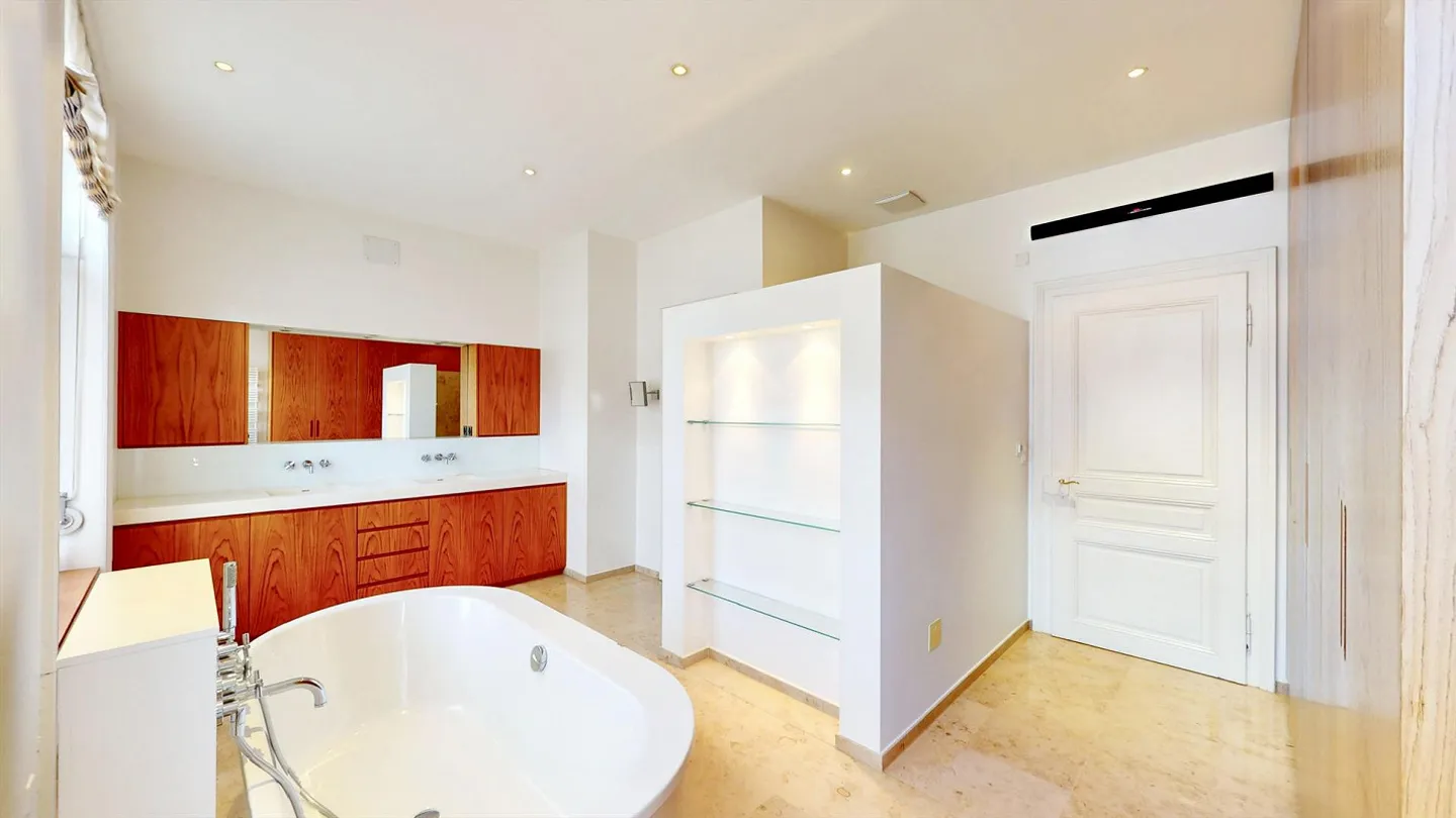 Villa in stile Liberty di 10 stanze completamente ristrutturata con giardino urbano nel quartiere Gellert - Foto 9 di 14